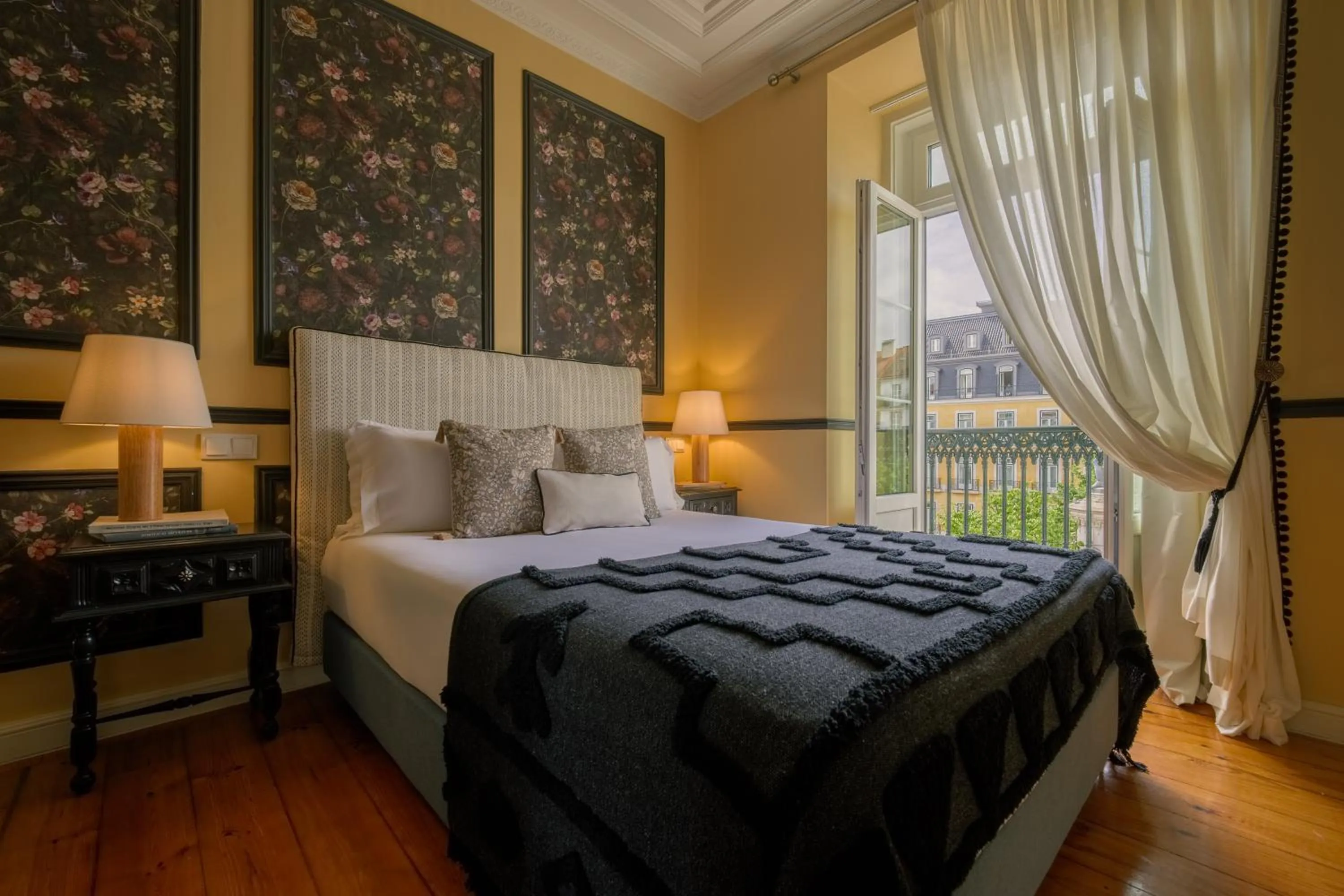 Double Room with Balcony and Square View in Solar dos Poetas