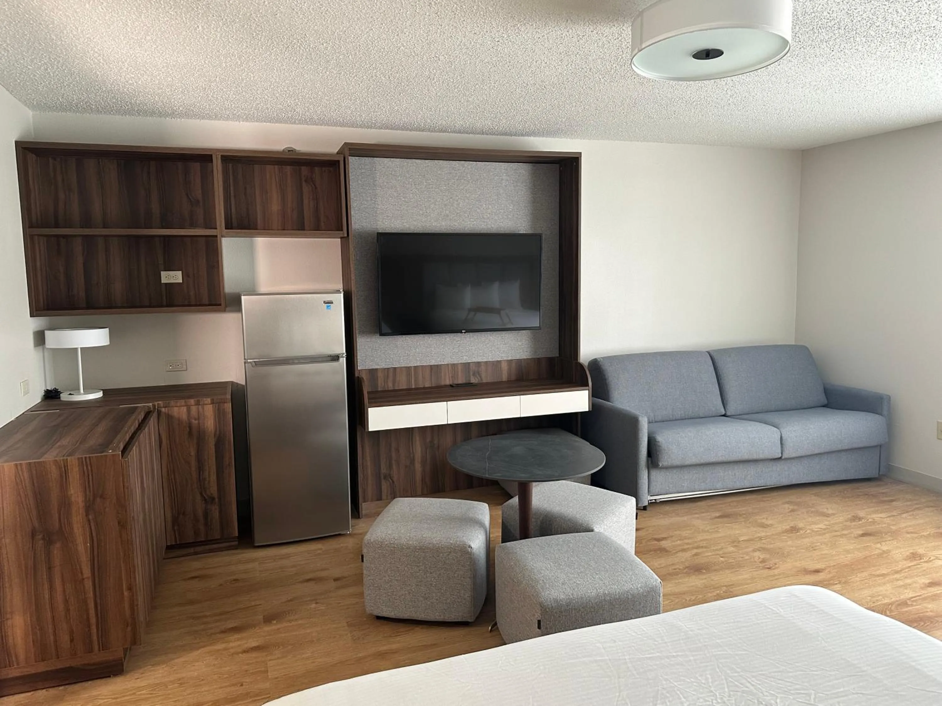 Seating area in Wingate by Wyndham Hattiesburg