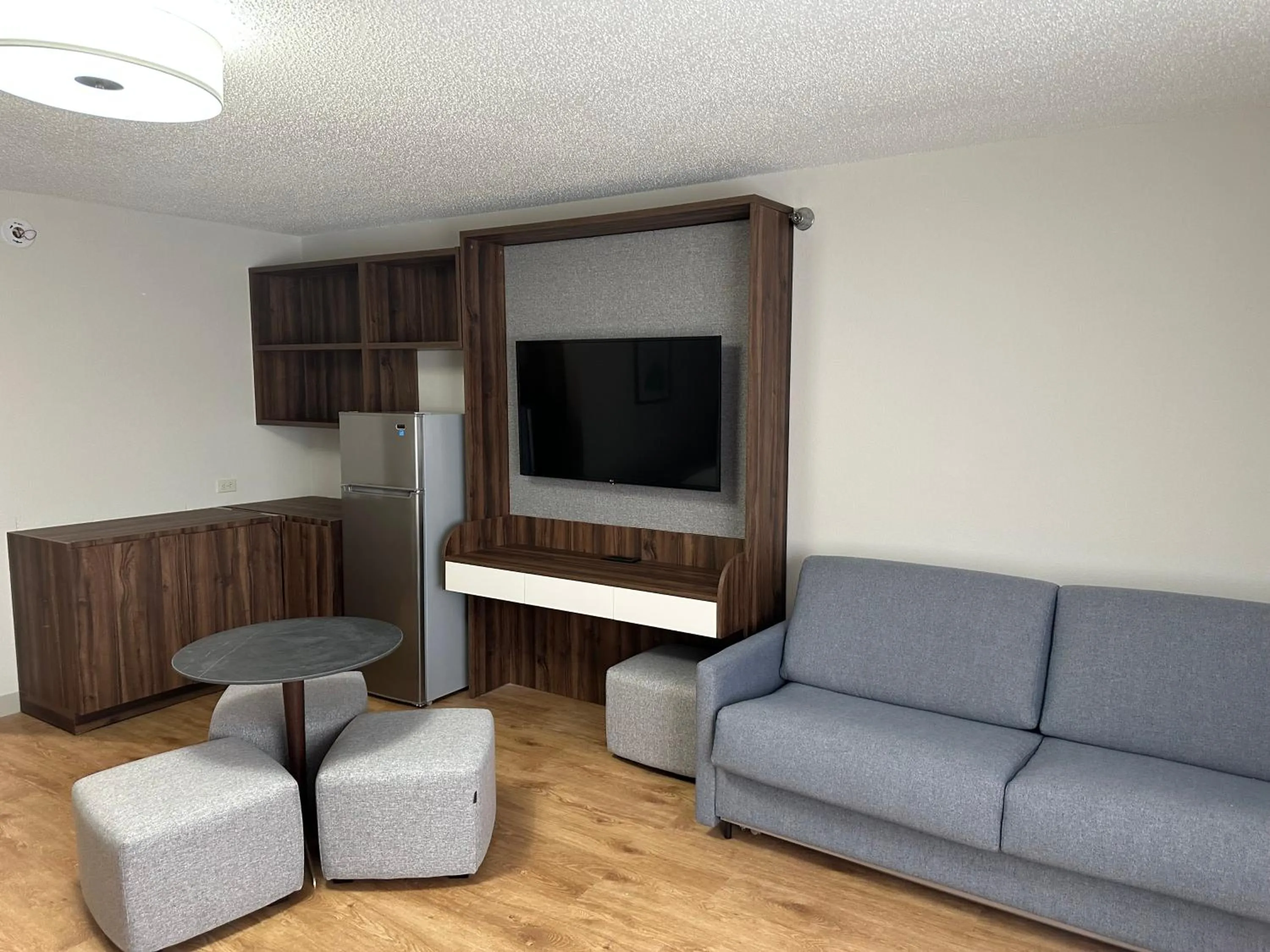 Seating area in Wingate by Wyndham Hattiesburg