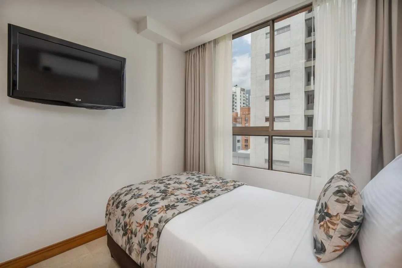 TV and multimedia, Bed in Alcazar de Oviedo by EE Hoteles