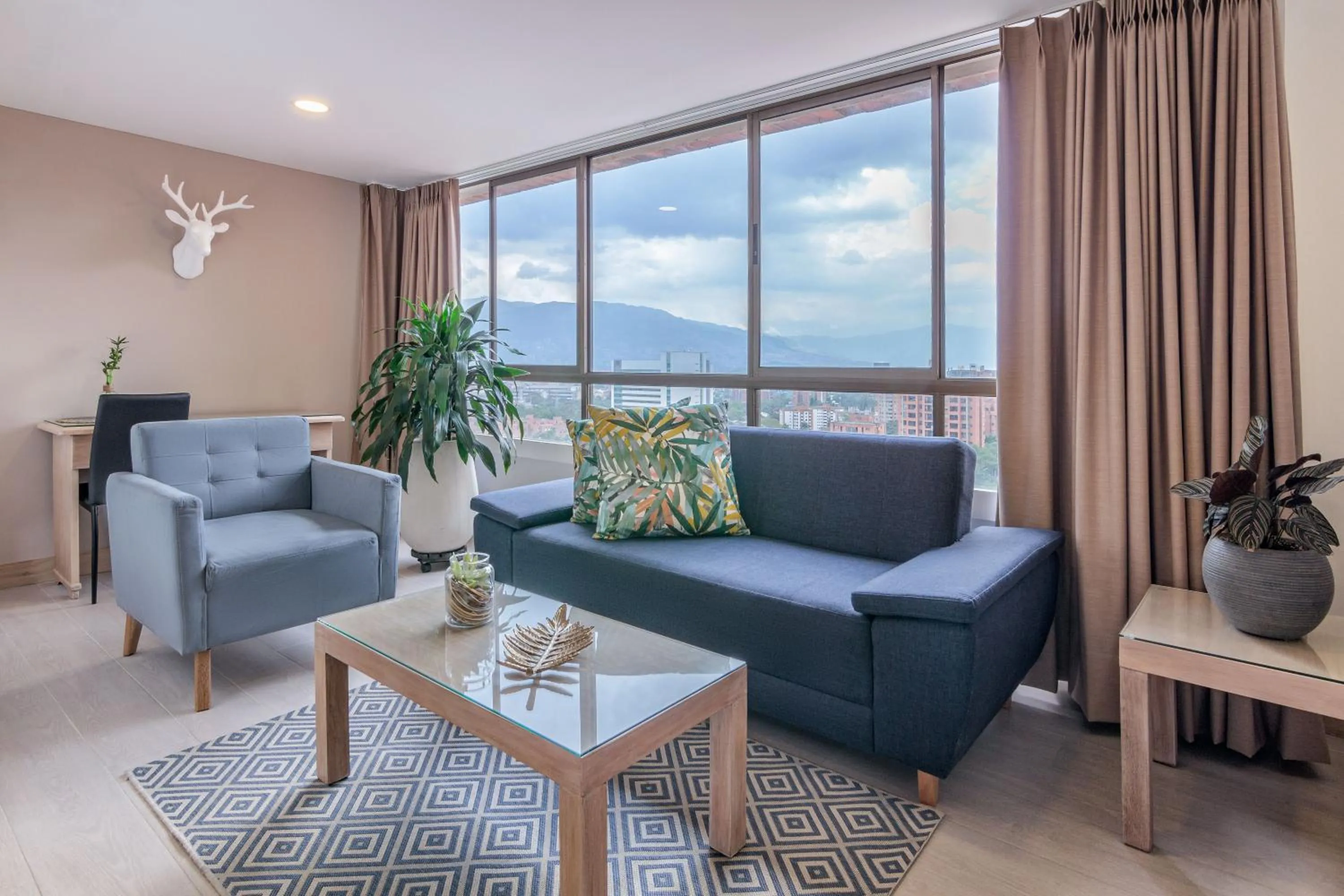 Living room in Alcazar de Oviedo by EE Hoteles