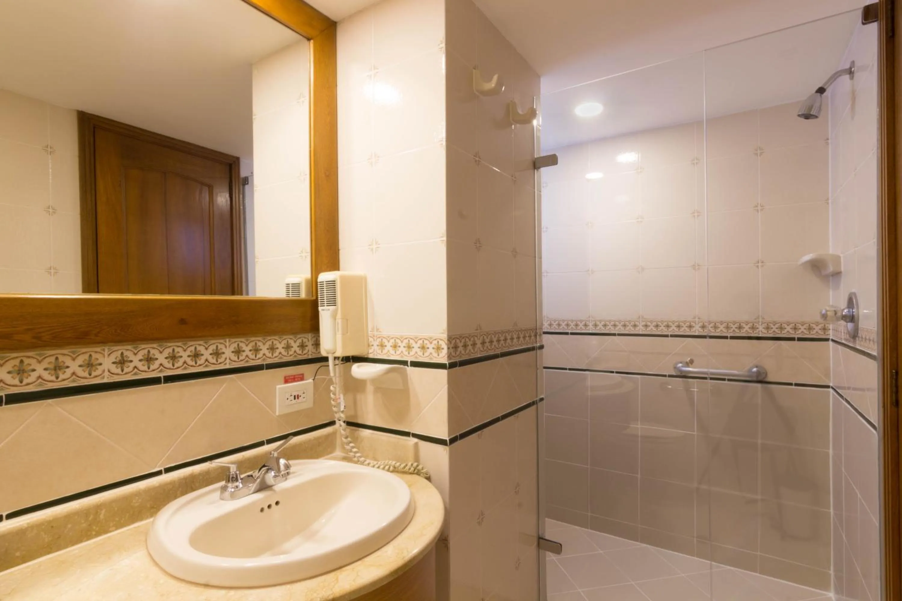 Bathroom in Alcazar de Oviedo by EE Hoteles