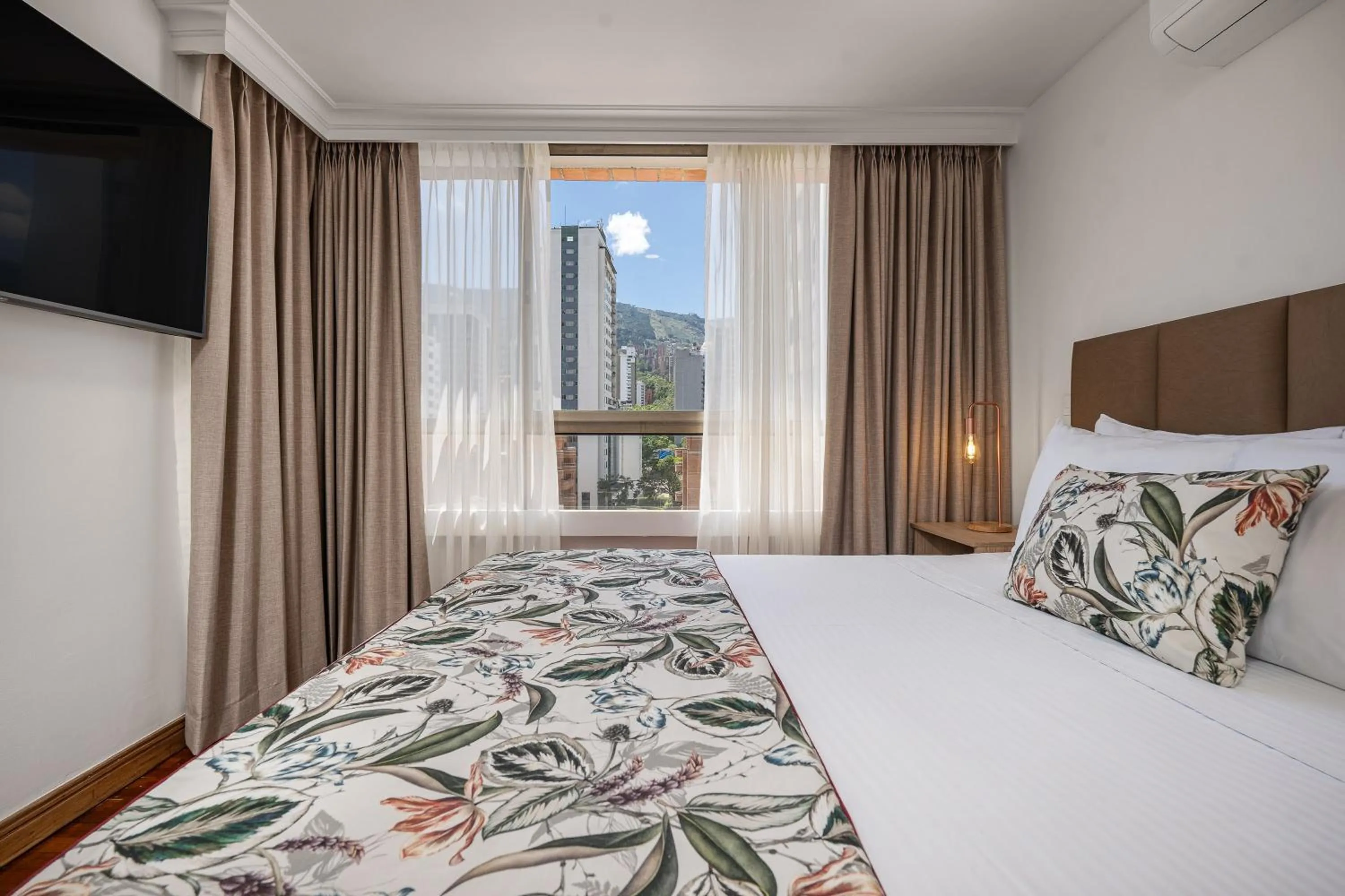 Bed in Alcazar de Oviedo by EE Hoteles