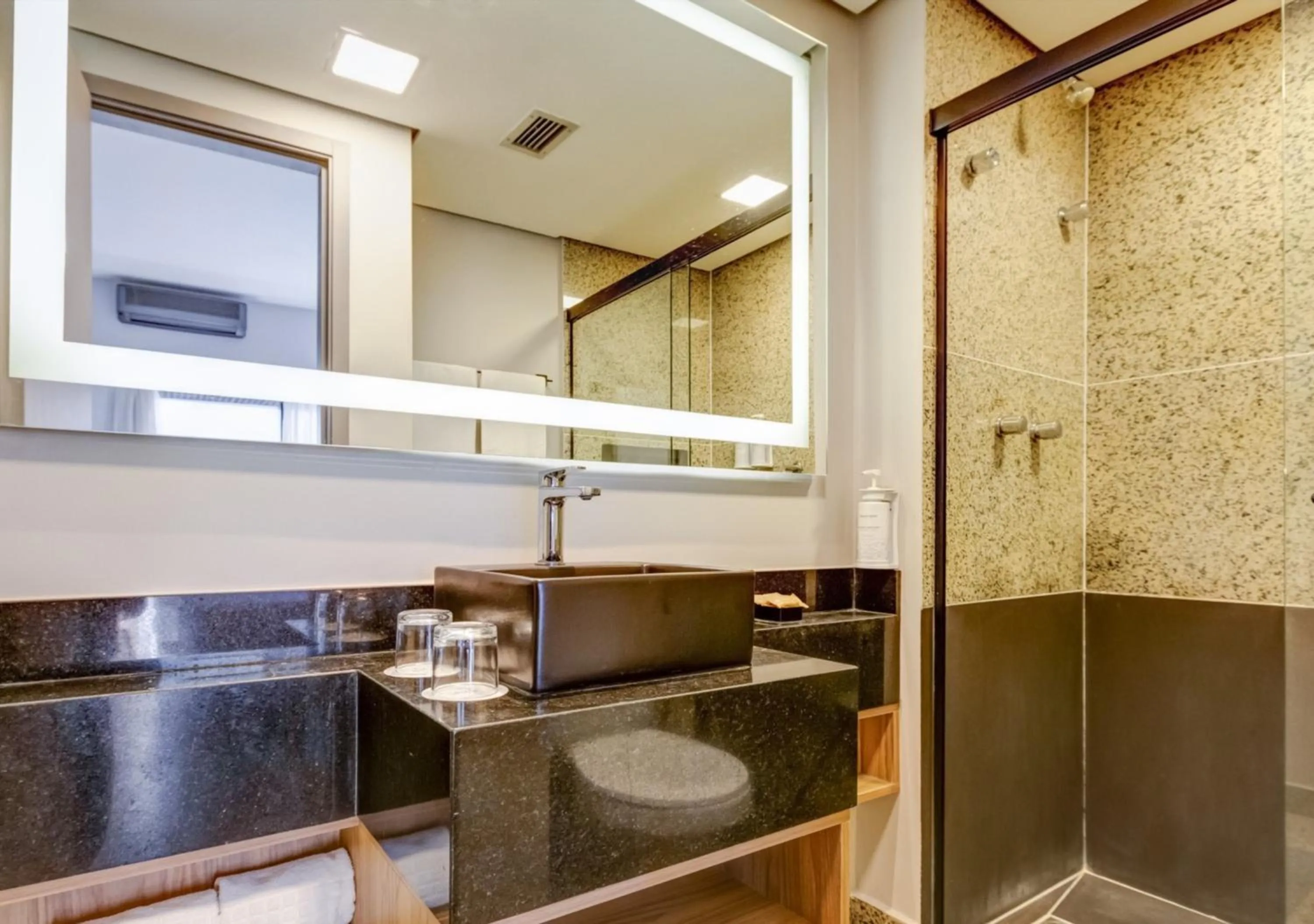 Shower in Quality Paulista (São Paulo, Jardins)