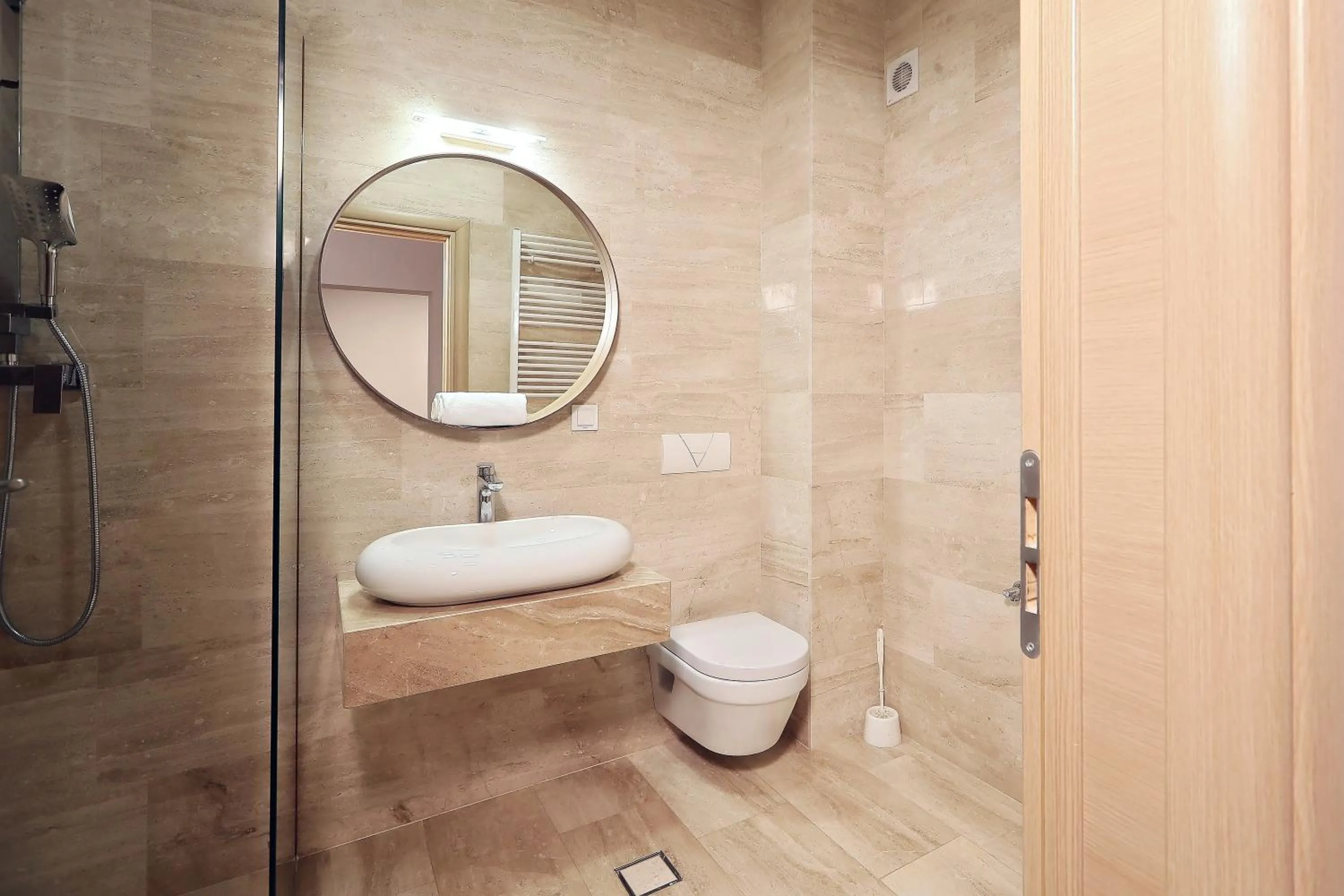 Shower in Living In Aparthotel