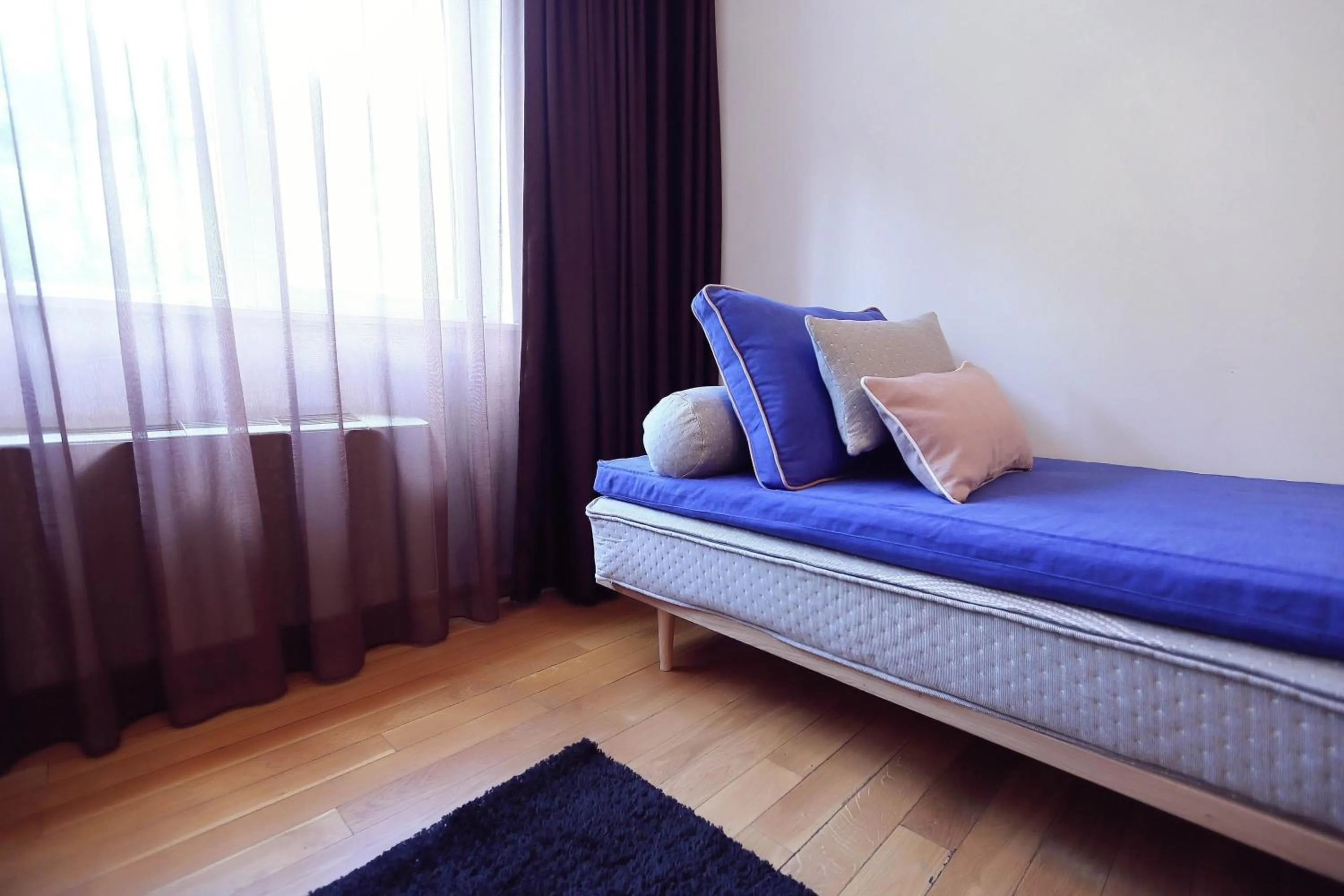 Living room, Bed in Living In Aparthotel