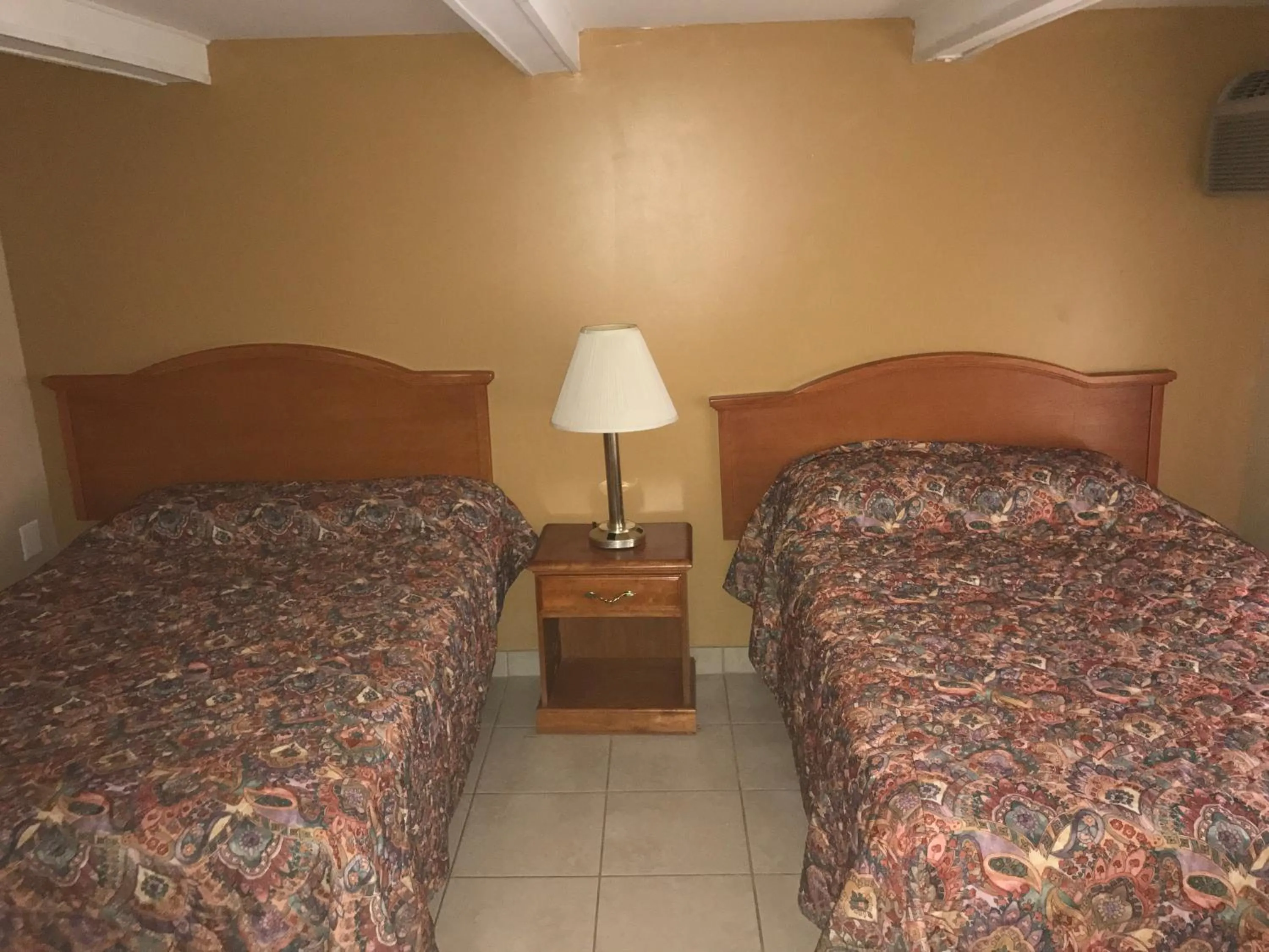 Photo of the whole room in La Fontana Motel