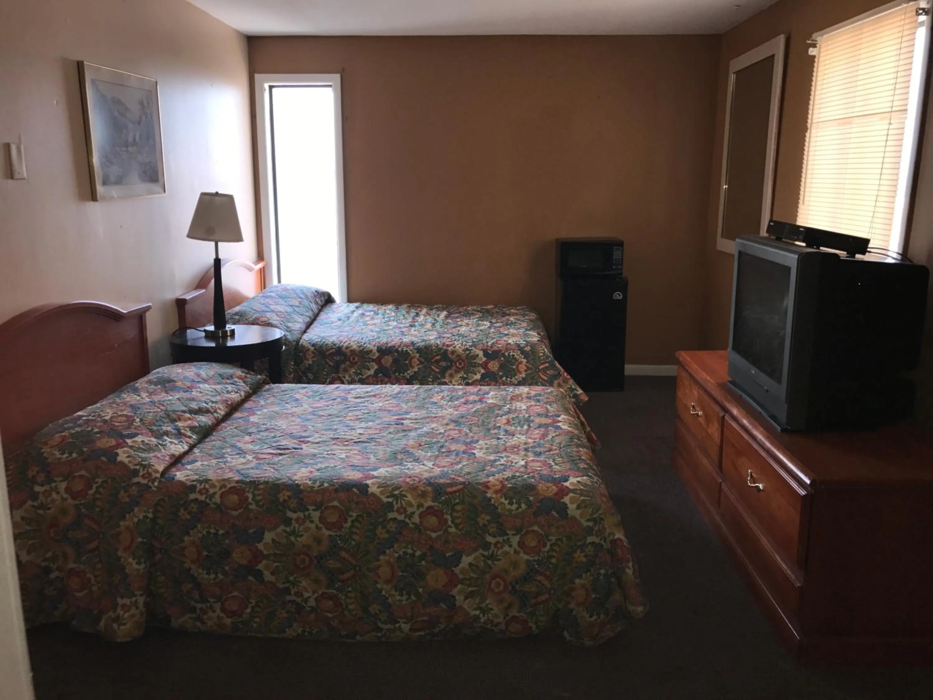 Photo of the whole room, TV/Entertainment Center in La Fontana Motel