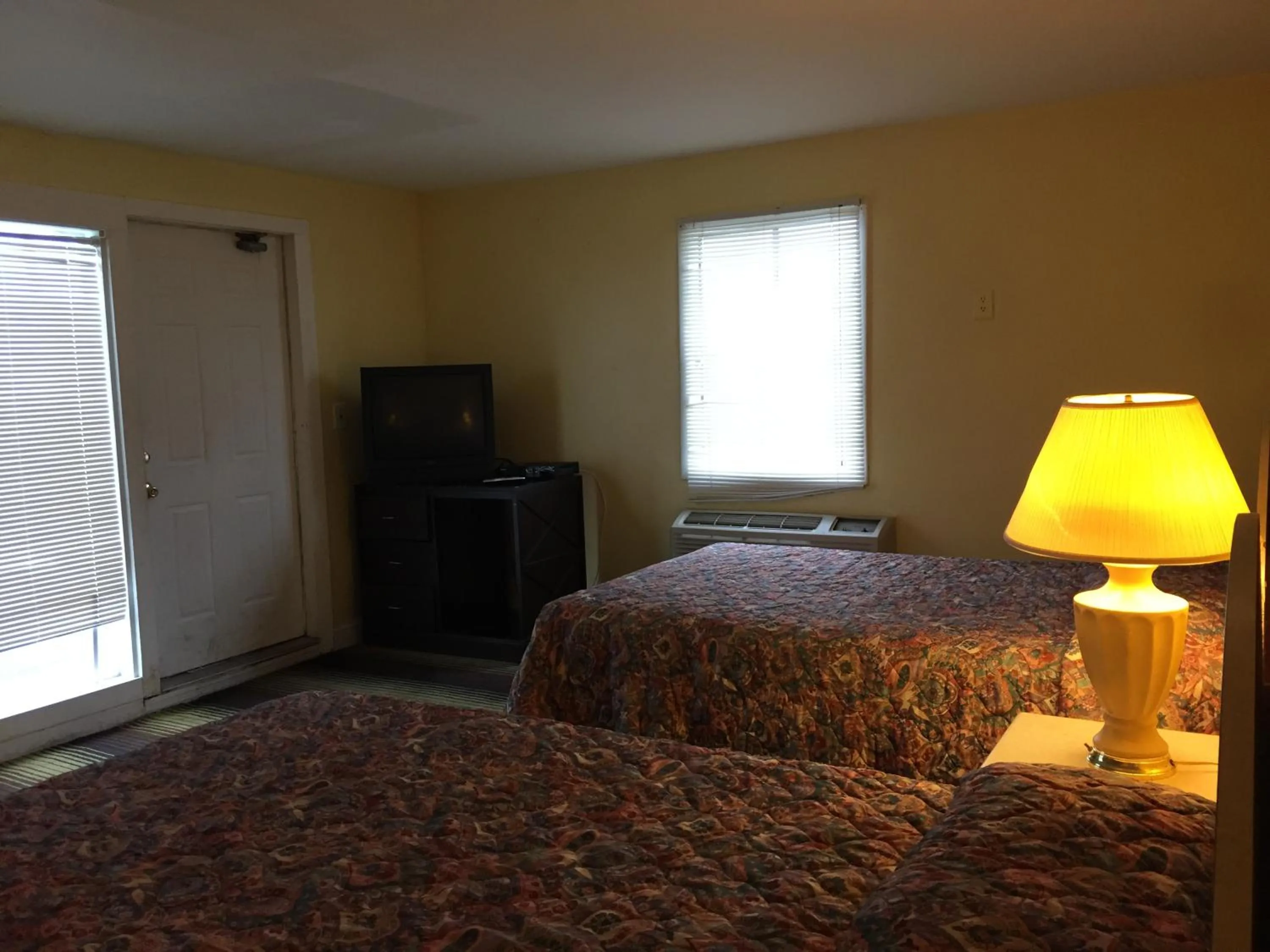 Bedroom, TV/Entertainment Center in La Fontana Motel