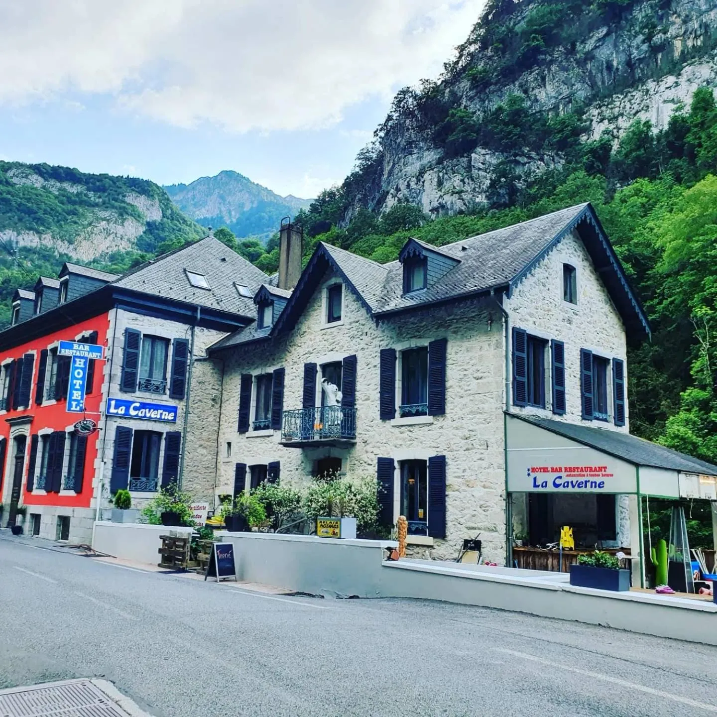 Property building in Auberge La Caverne