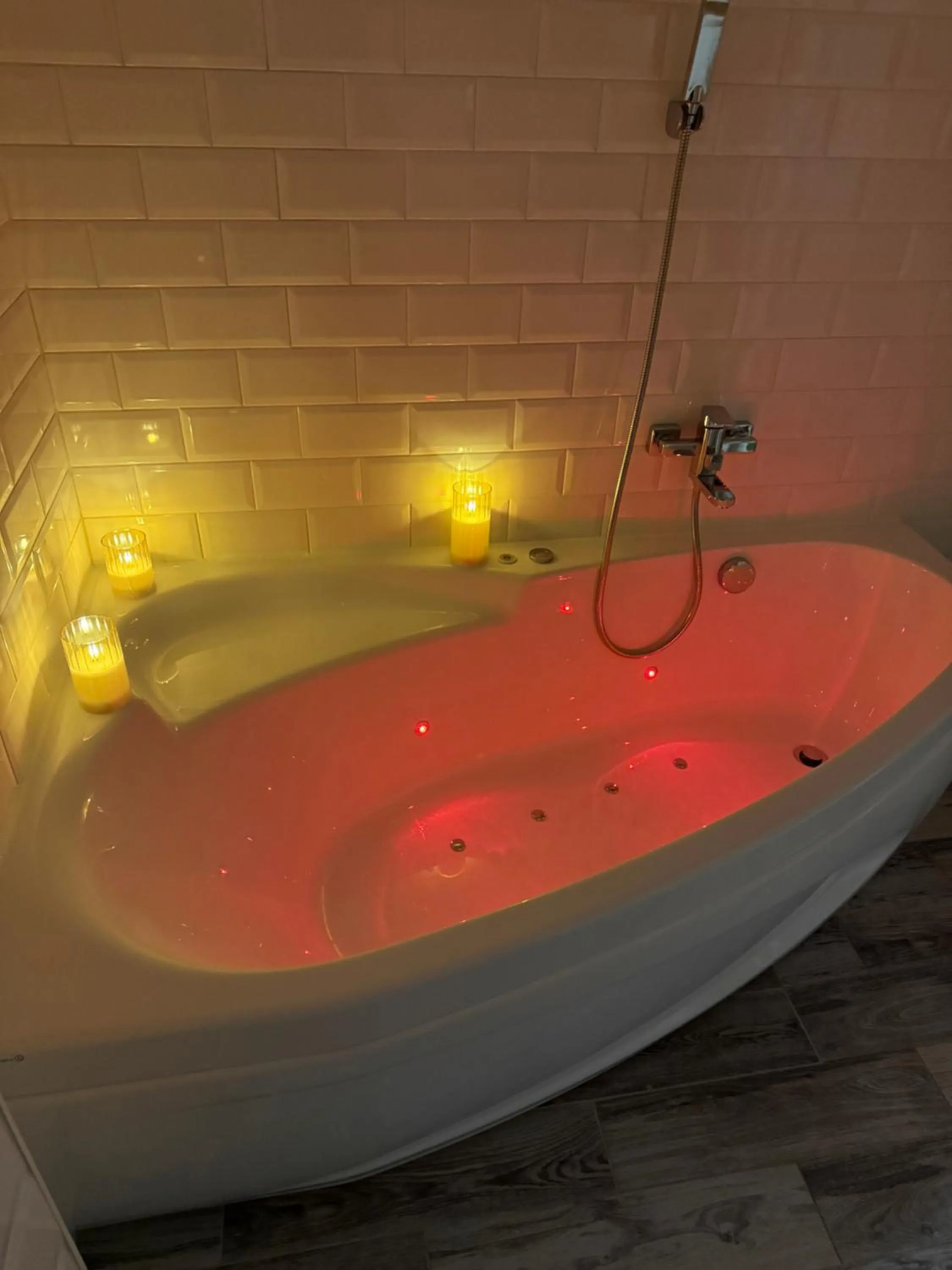 Hot Tub in Apart-Hotel LAVINA з ДЖАКУЗІ