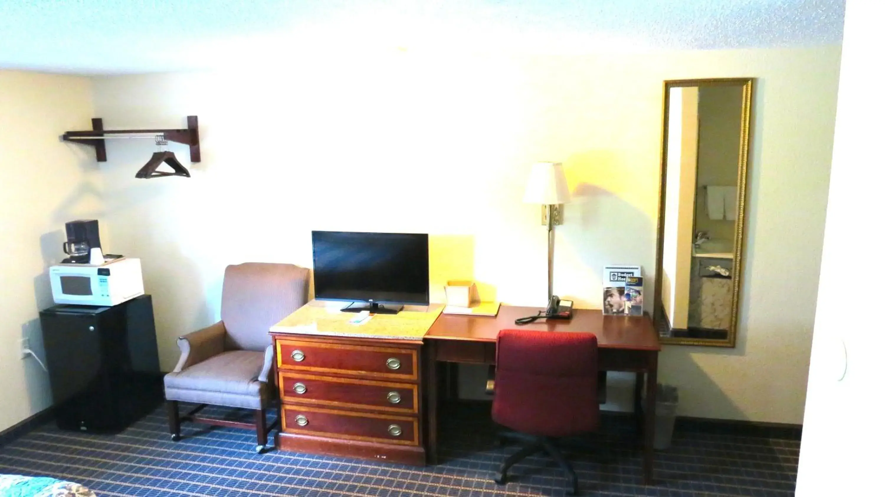 Double Room with Two Double Beds - Non-Smoking in Budget Host Airport Inn Double Room with Two Double Beds - Non-Smoking in Budget Host Airport Inn