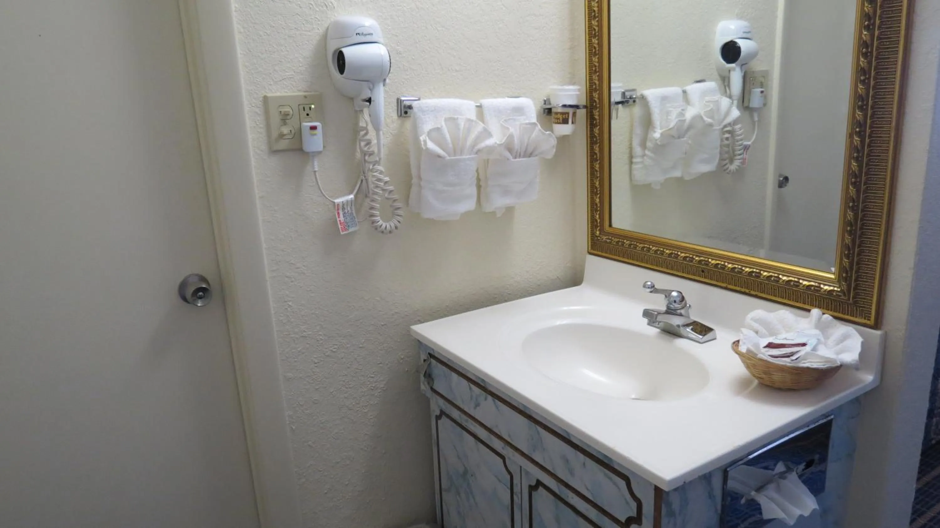 Bathroom in Budget Host Airport Inn