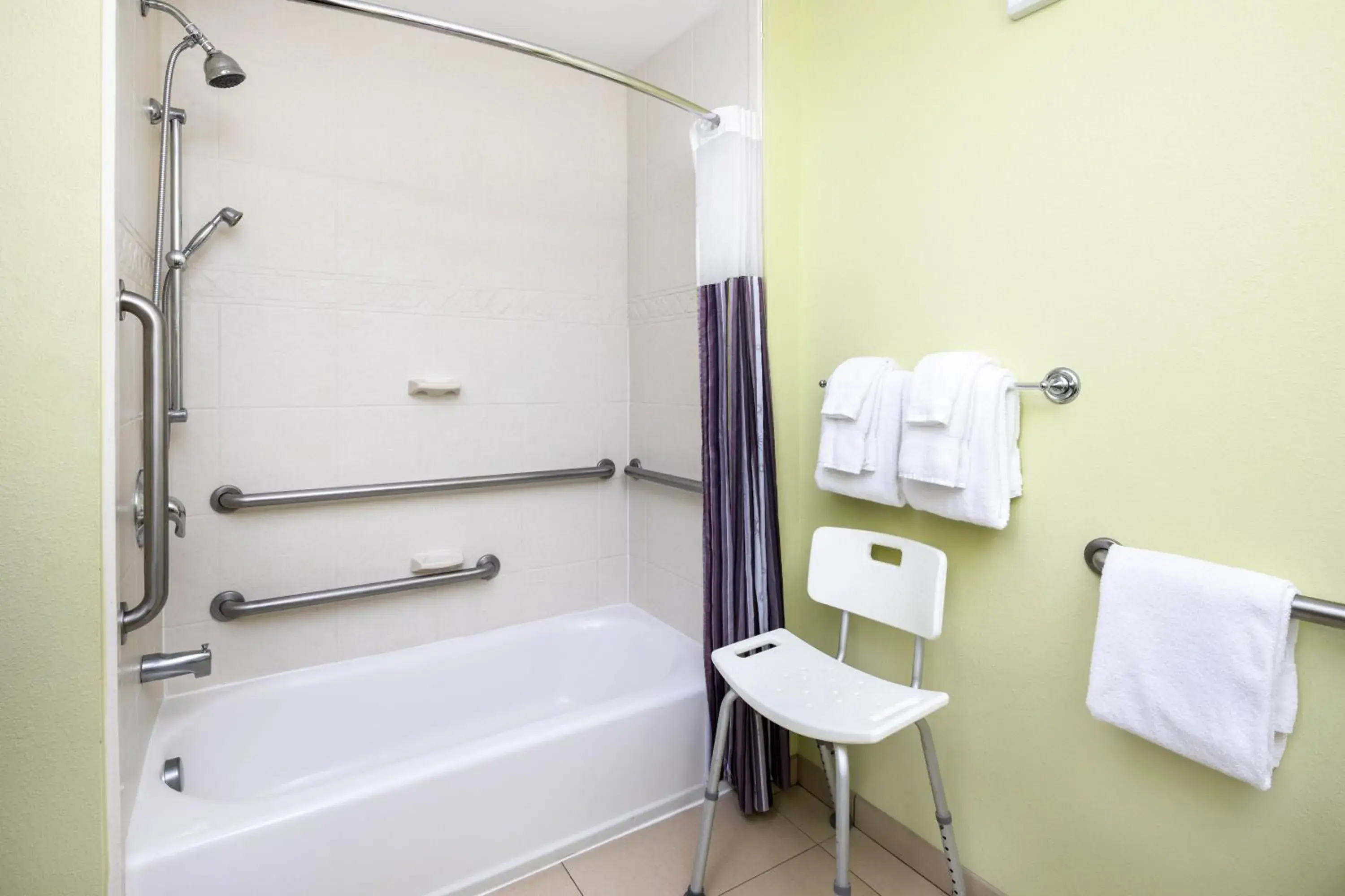 King Room with Bathtub with Grab Bars - Mobility/Hearing Accessible/Non-Smoking in La Quinta by Wyndham Hinesville - Fort Stewart King Room with Bathtub with Grab Bars - Mobility/Hearing Accessible/Non-Smoking in La Quinta by Wyndham Hinesville - Fort Stewart