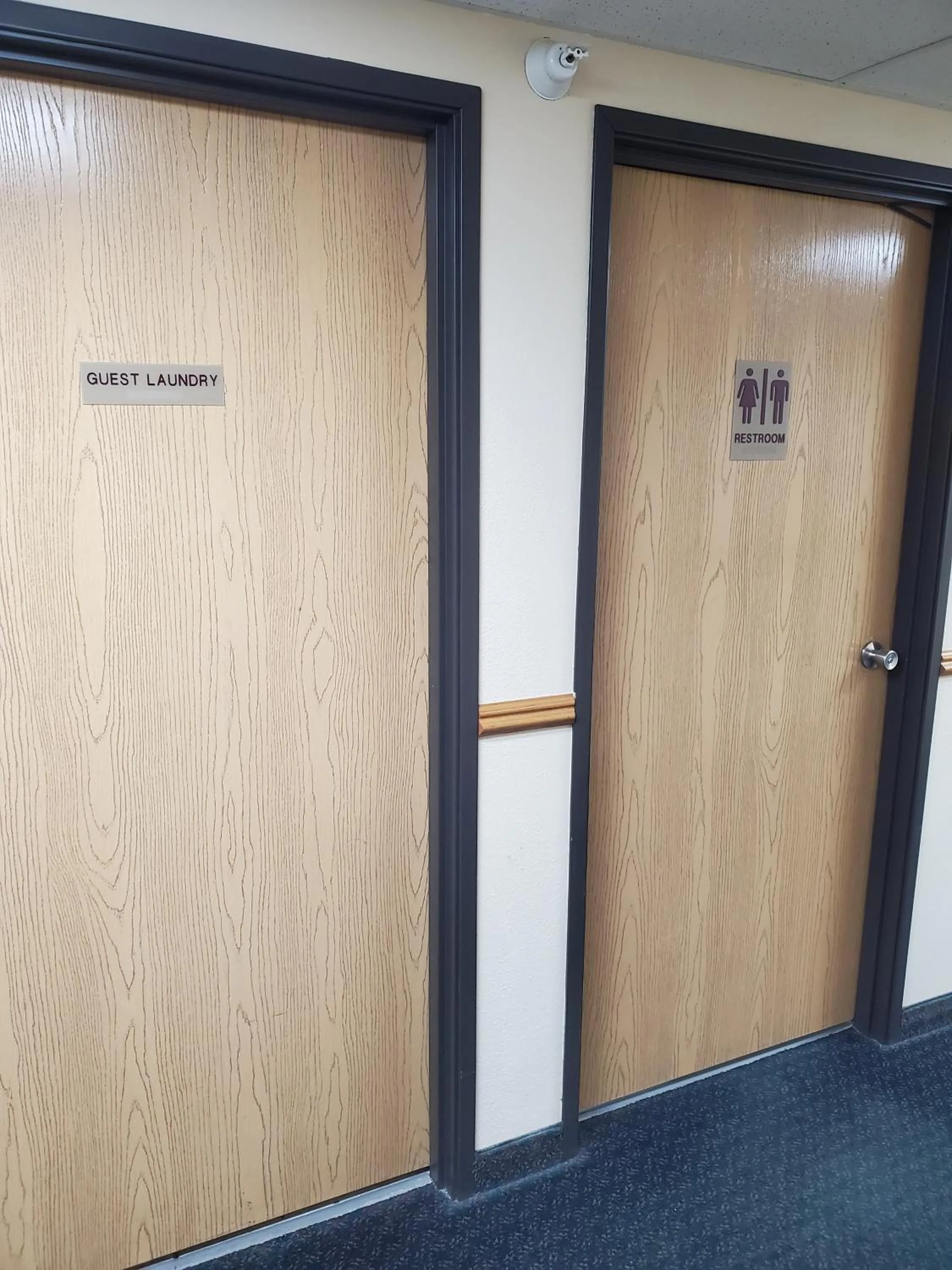 Toilet in Super 7 Inn Tecumseh