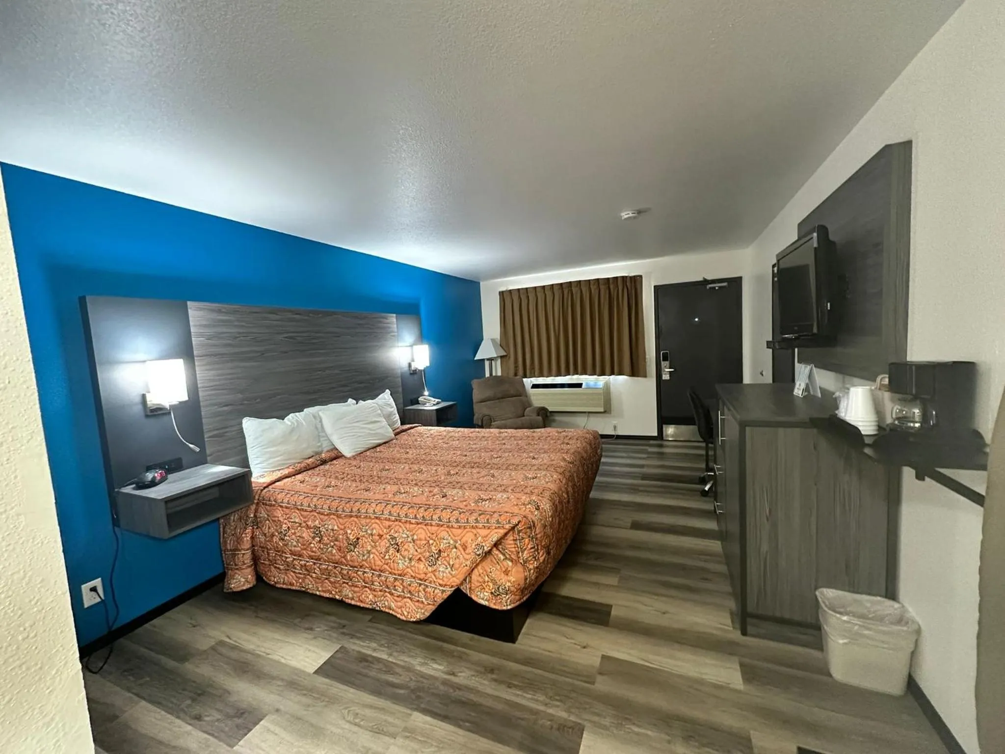 Bedroom, Bed in Super 7 Inn Tecumseh