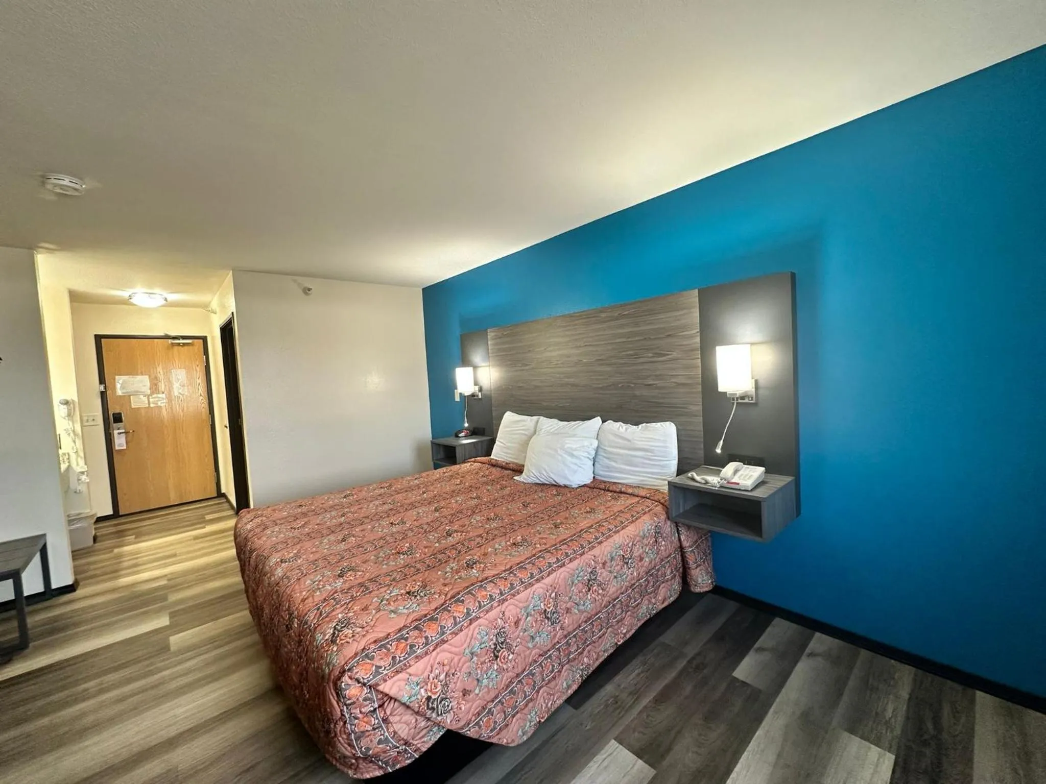 View (from property/room), Bed in Super 7 Inn Tecumseh