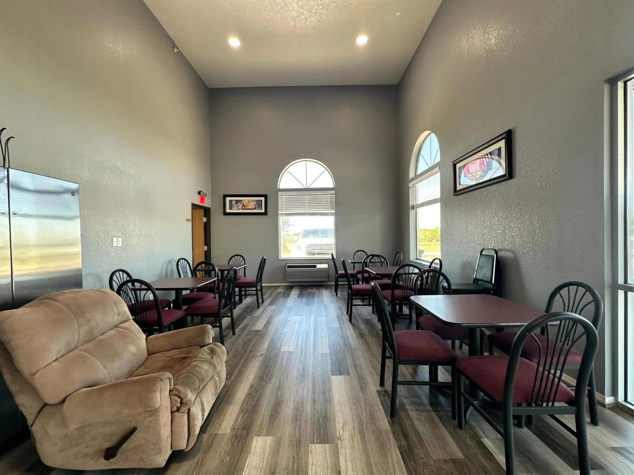 Seating area in Super 7 Inn Tecumseh