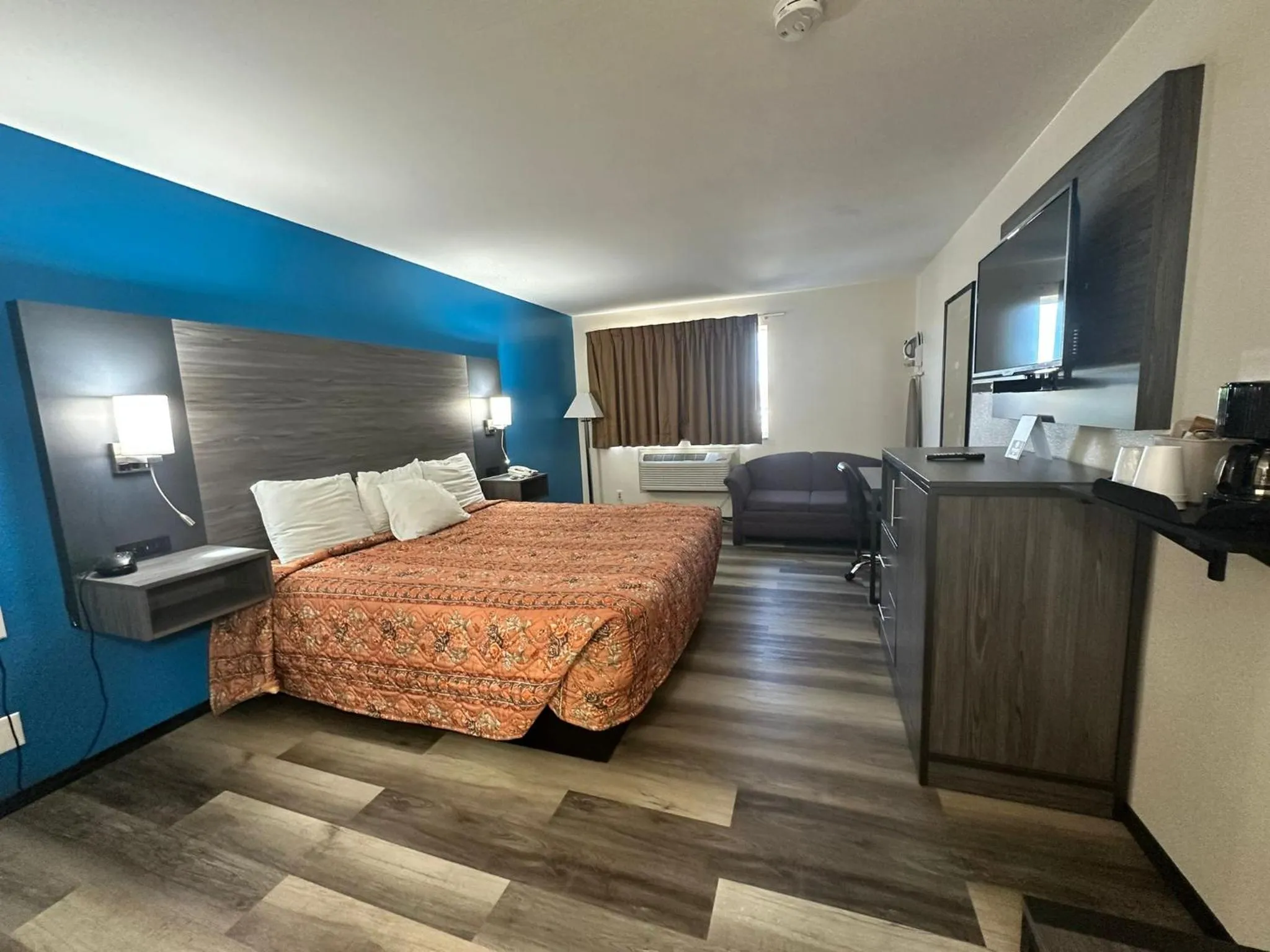 View (from property/room), Bed in Super 7 Inn Tecumseh