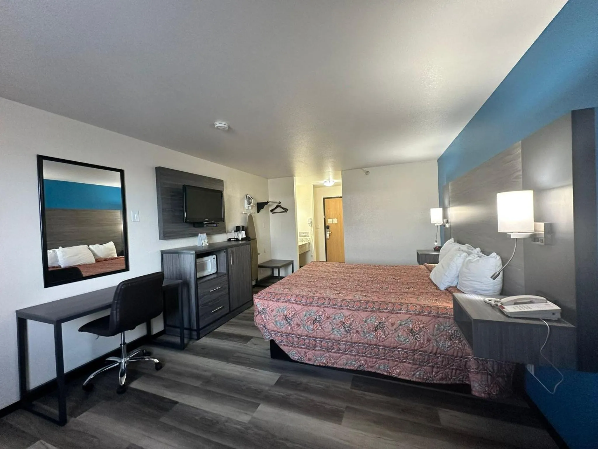 View (from property/room), Bed in Super 7 Inn Tecumseh