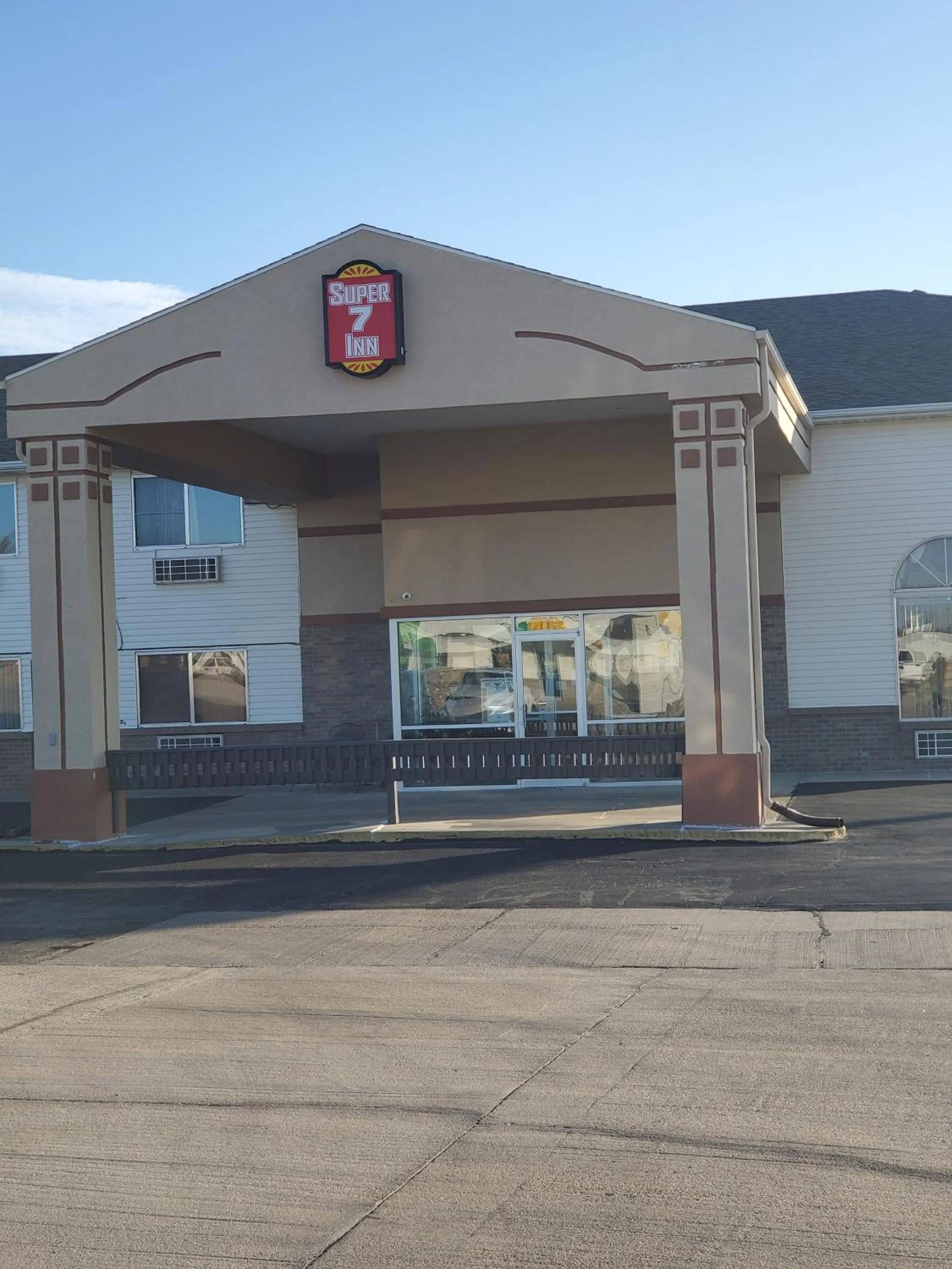 Facade/entrance in Super 7 Inn Tecumseh