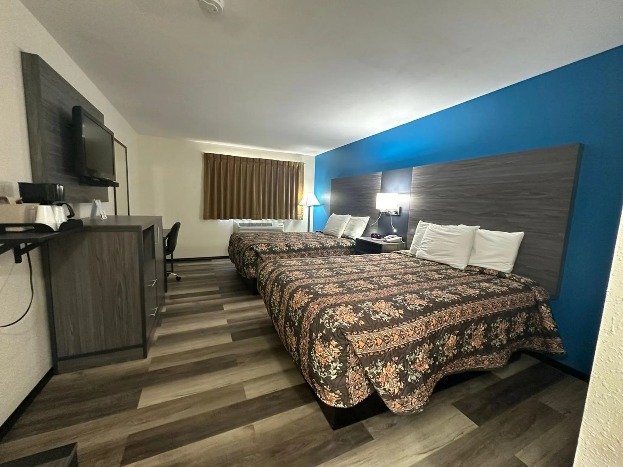 View (from property/room), Bed in Super 7 Inn Tecumseh