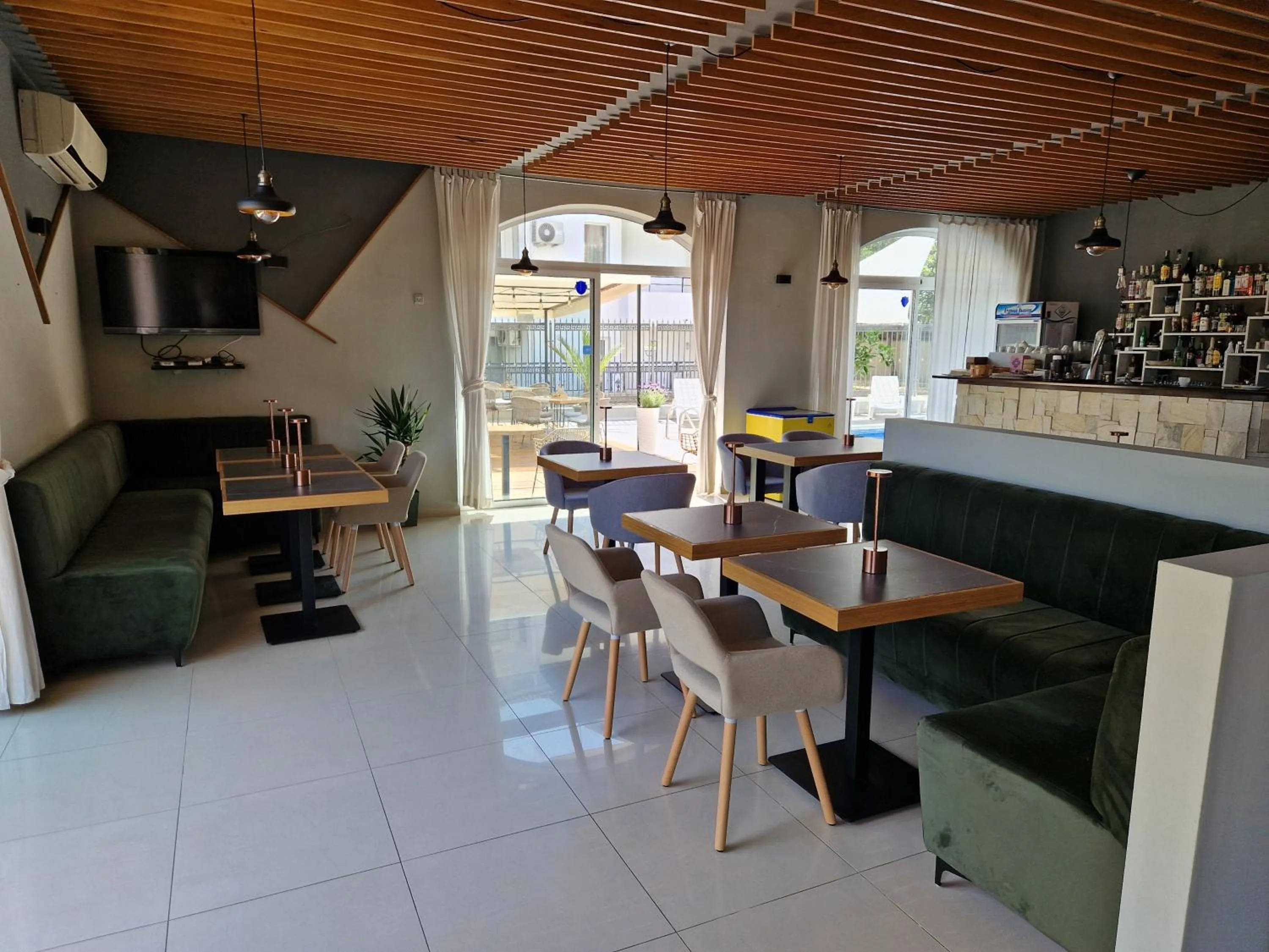 Restaurant/places to eat in Family Hotel Saga