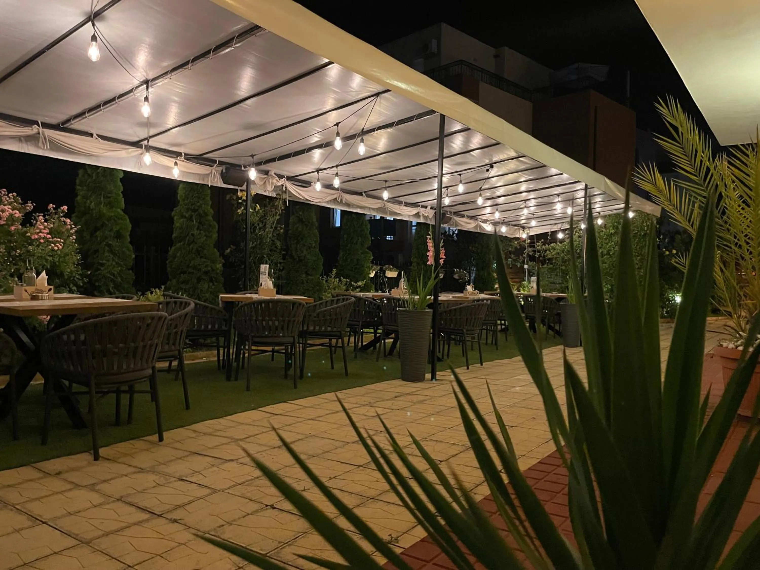 Restaurant/places to eat in Family Hotel Saga