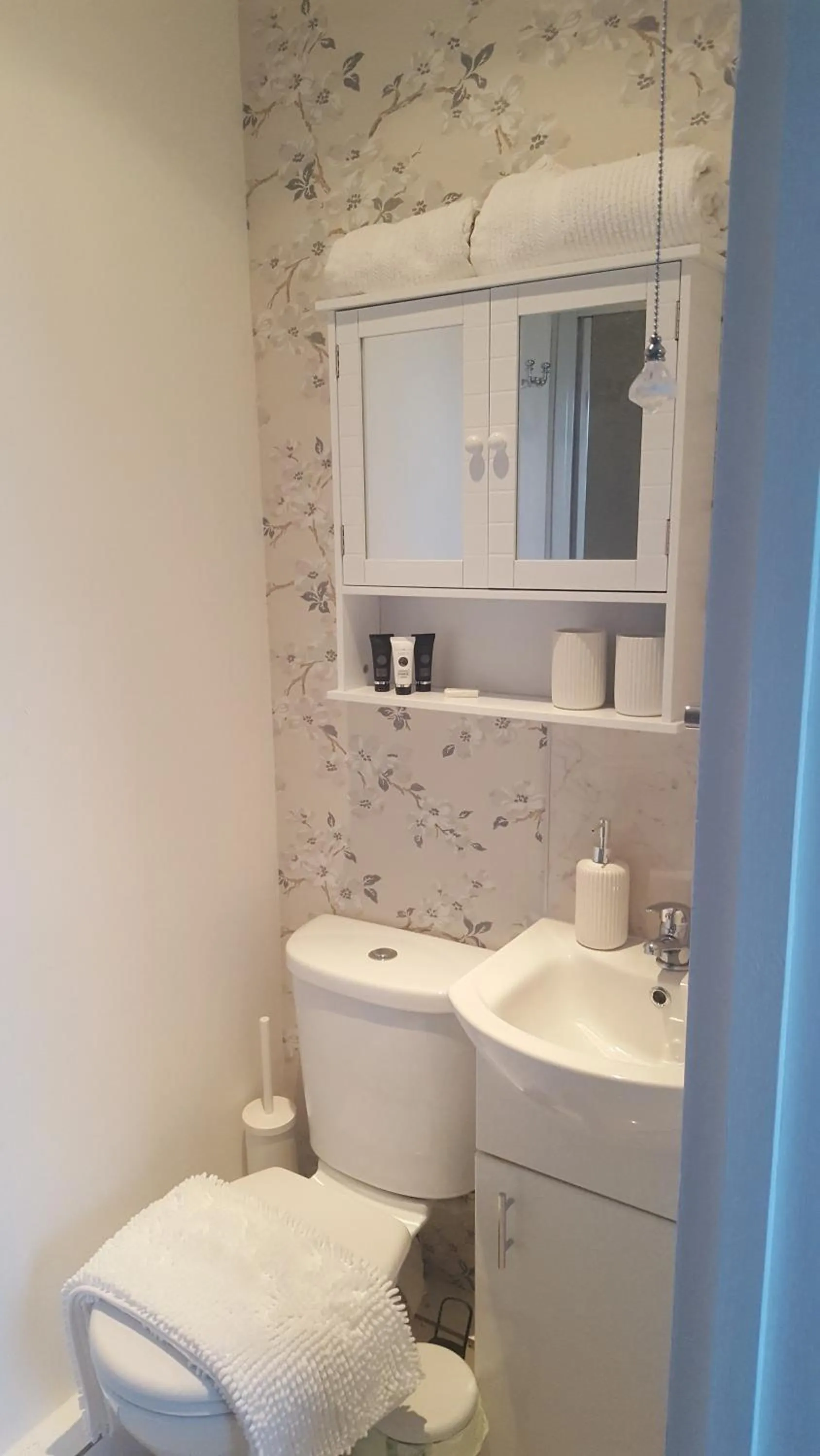 Bathroom in The White Dove Bed and Breakfast with Glamping Newark showground