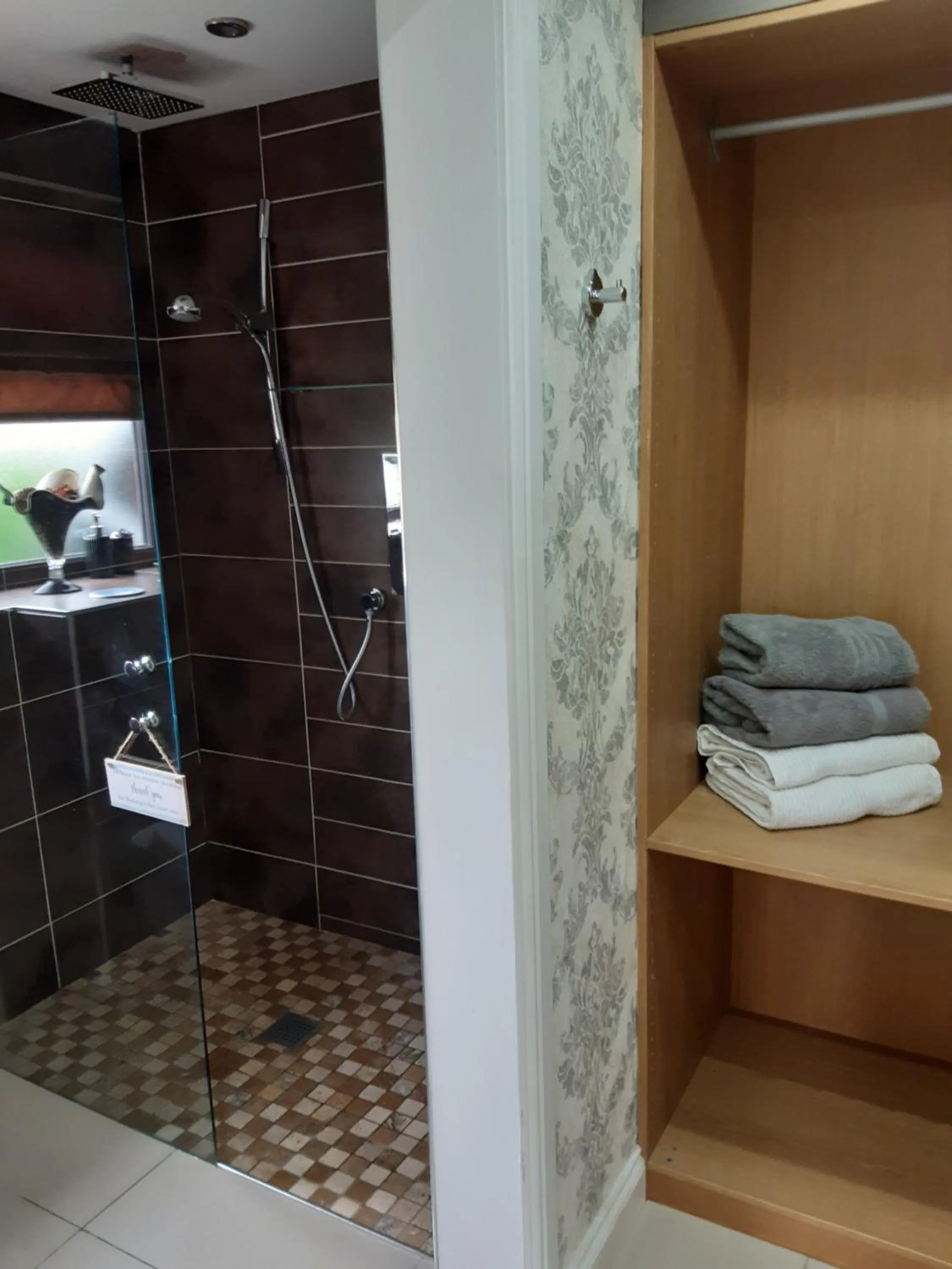 Bathroom in The White Dove Bed and Breakfast with Glamping Newark showground