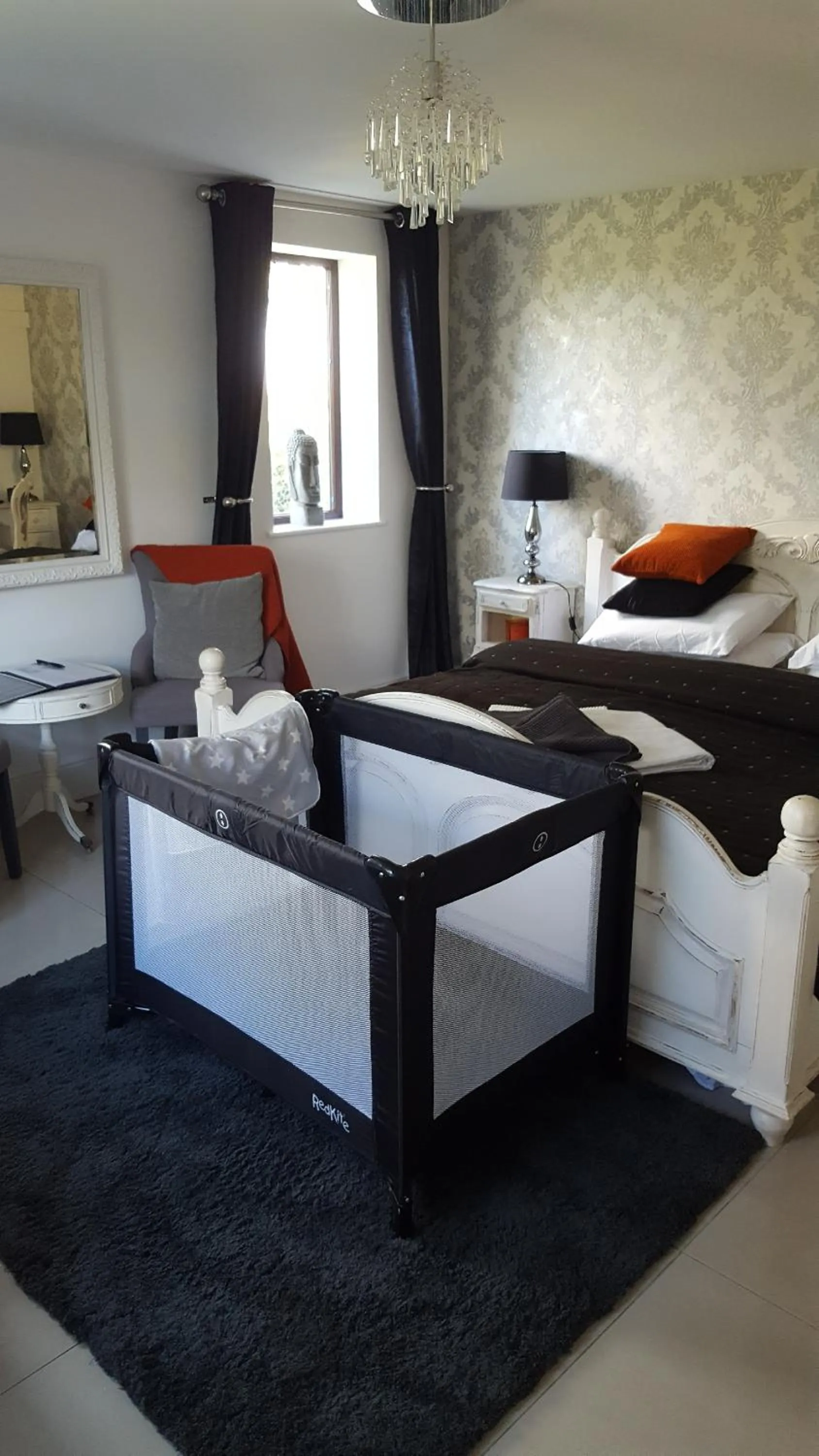 cot in The White Dove Bed and Breakfast with Glamping Newark showground