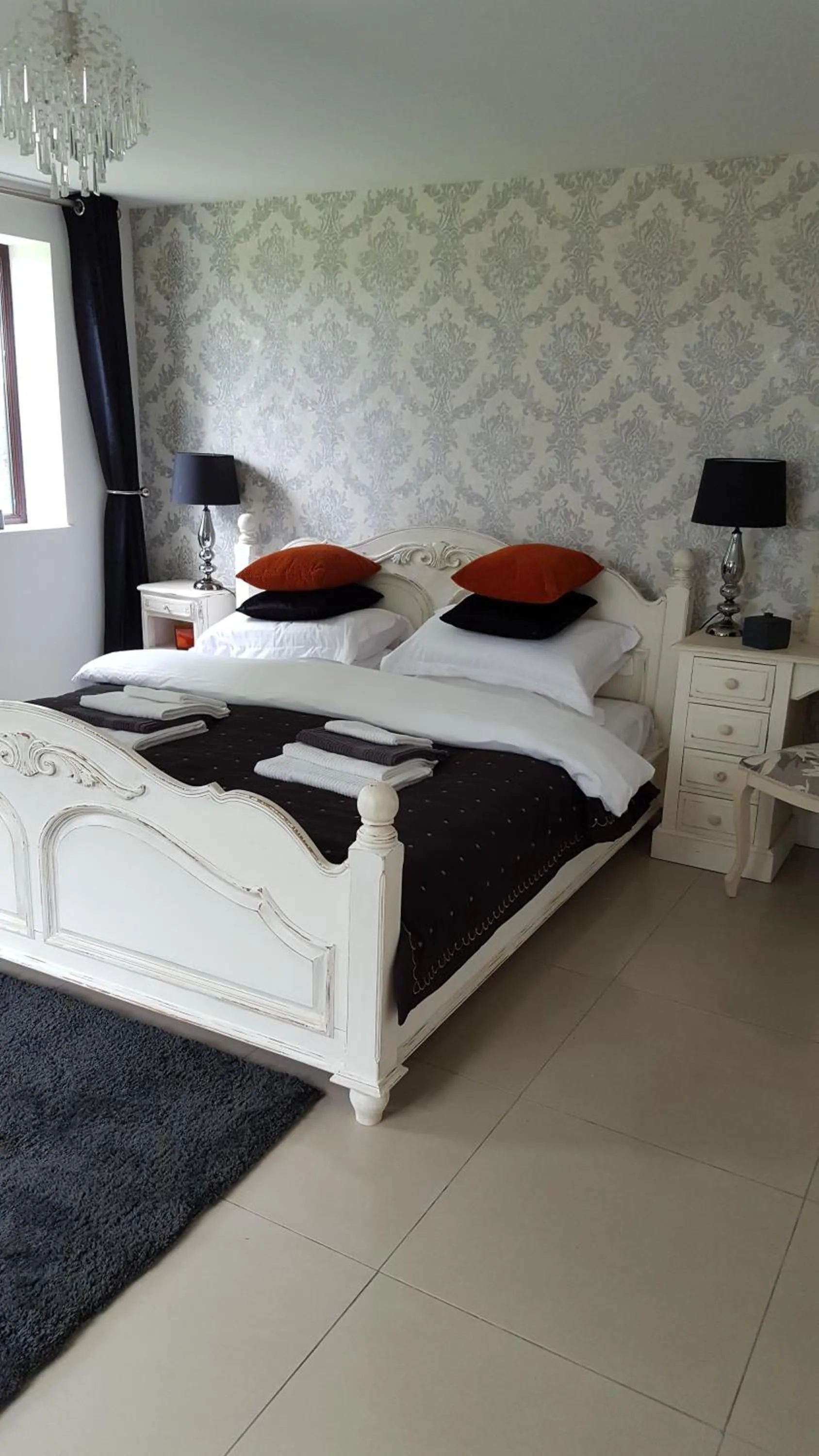 Bed in The White Dove Bed and Breakfast with Glamping Newark showground