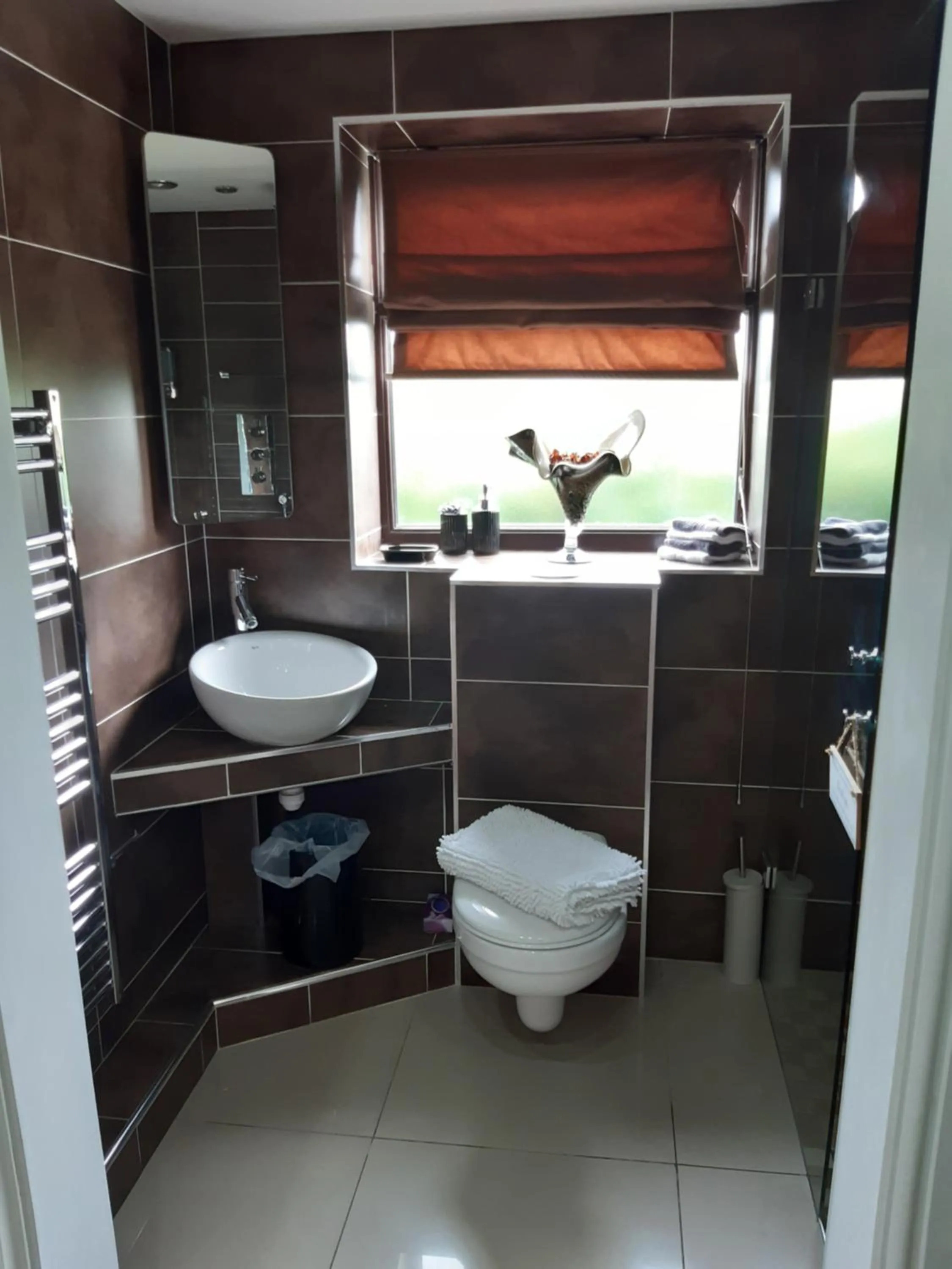 Bathroom in The White Dove Bed and Breakfast with Glamping Newark showground