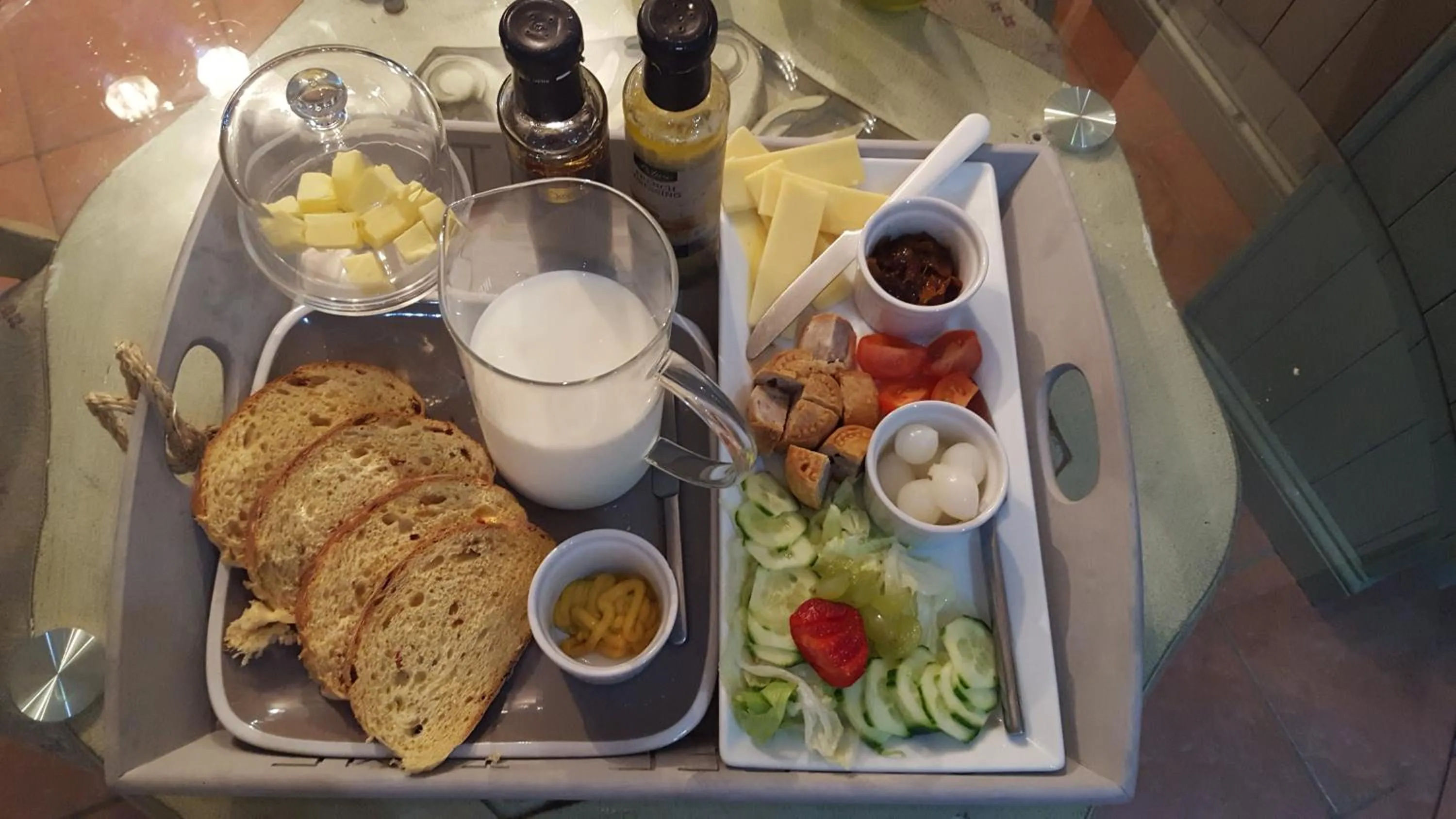 Lunch in The White Dove Bed and Breakfast with Glamping Newark showground