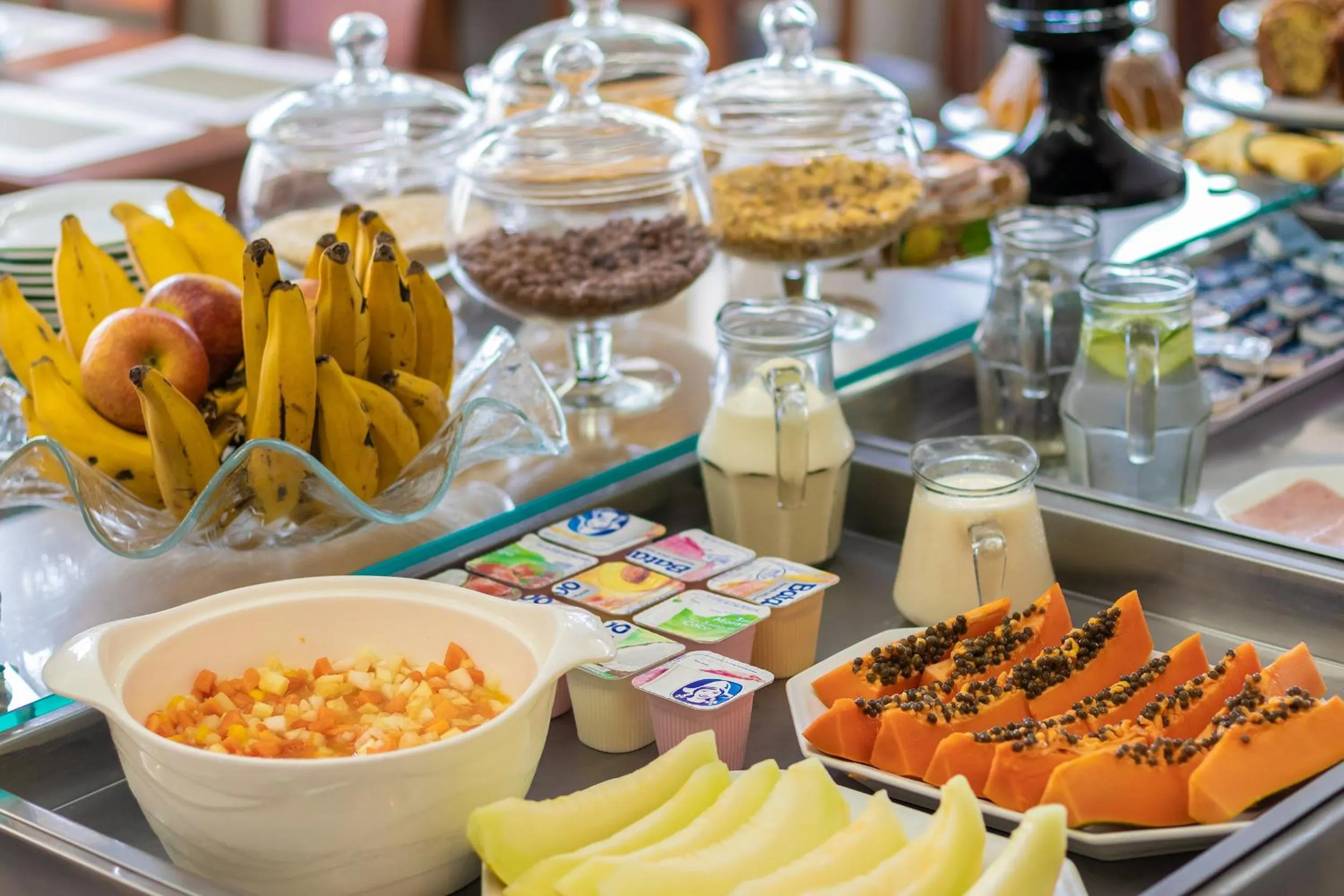 Buffet breakfast in Tri Hotel Executive Criciúma