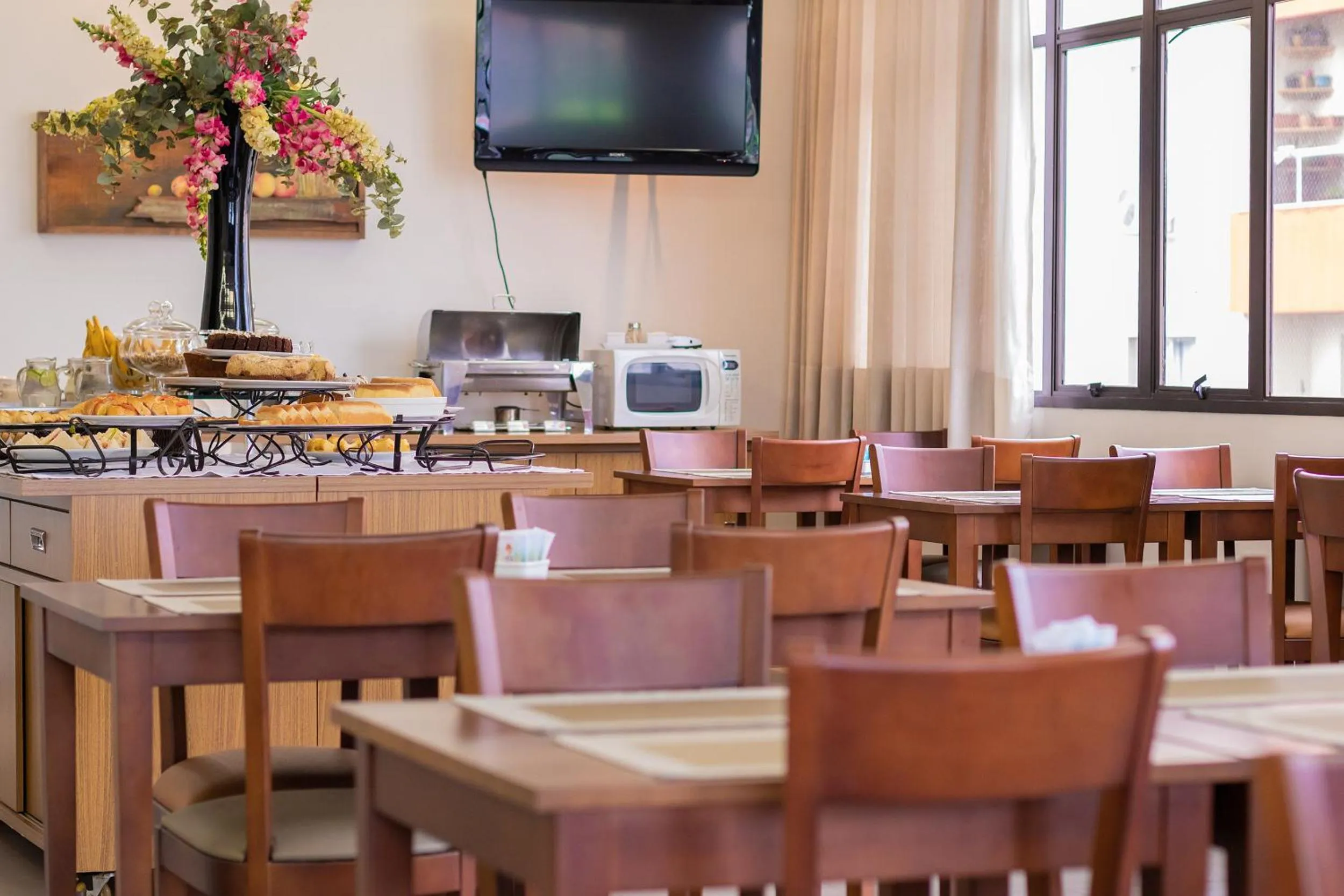 Buffet breakfast in Tri Hotel Executive Criciúma