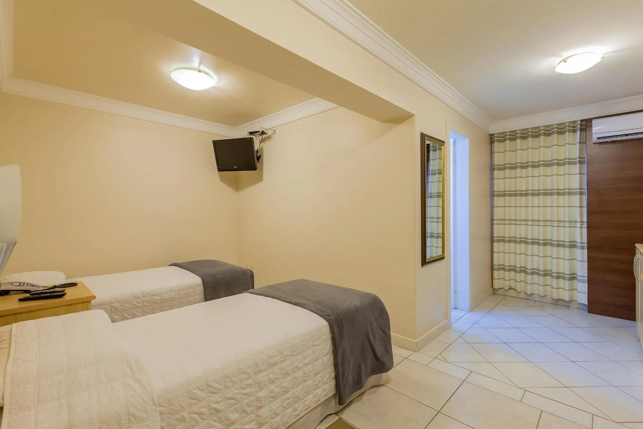 TV and multimedia, Bed in Tri Hotel Executive Criciúma