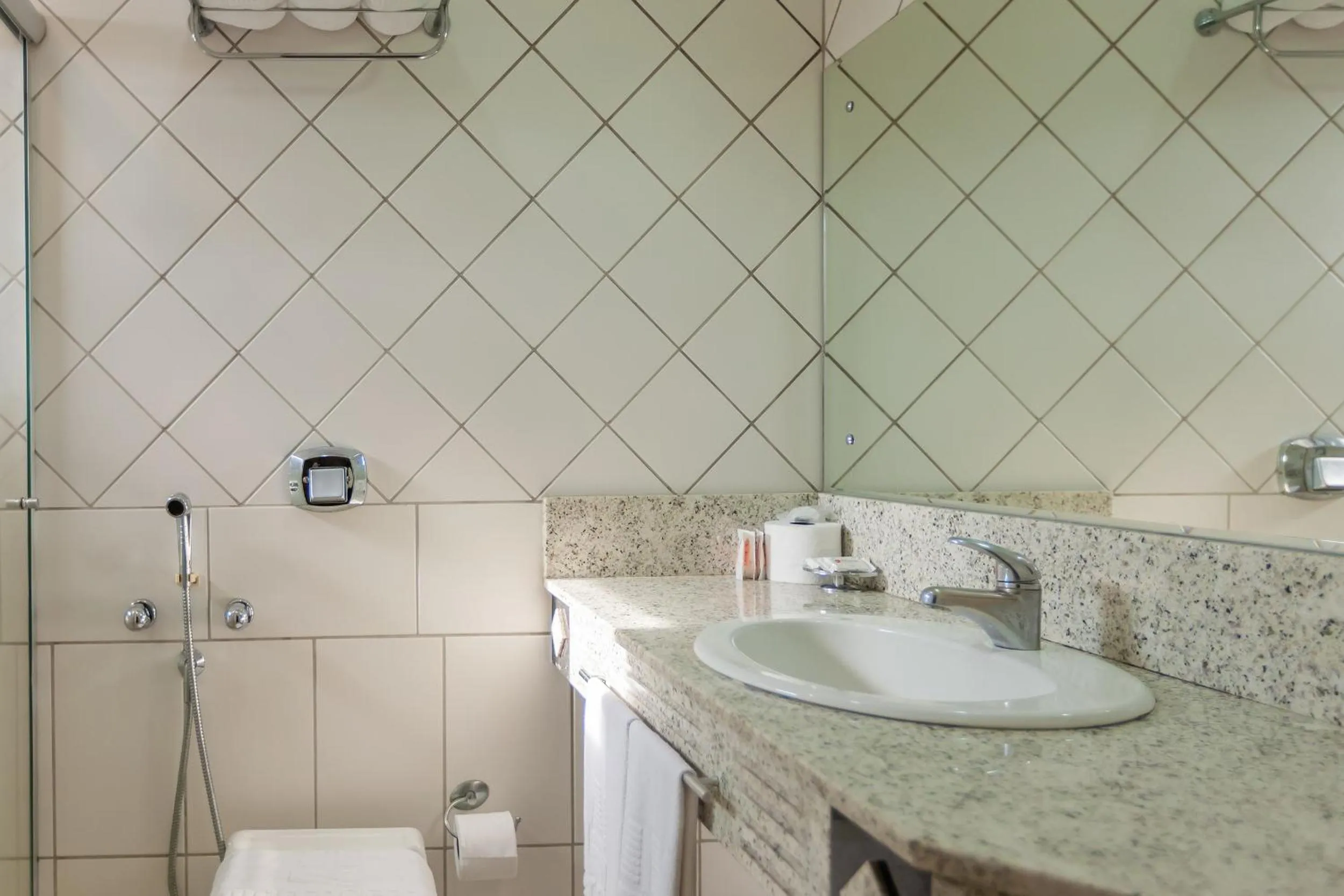 Toilet in Tri Hotel Executive Criciúma