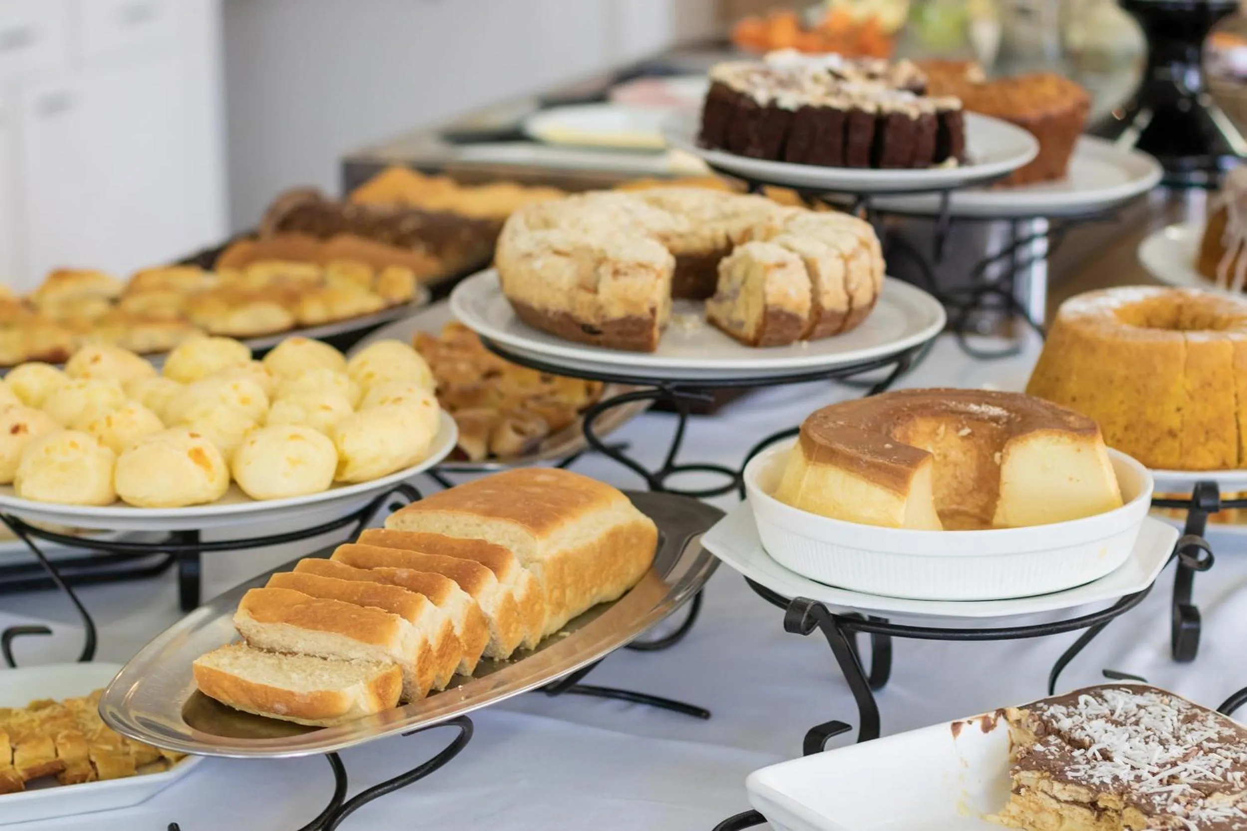 Buffet breakfast in Tri Hotel Executive Criciúma