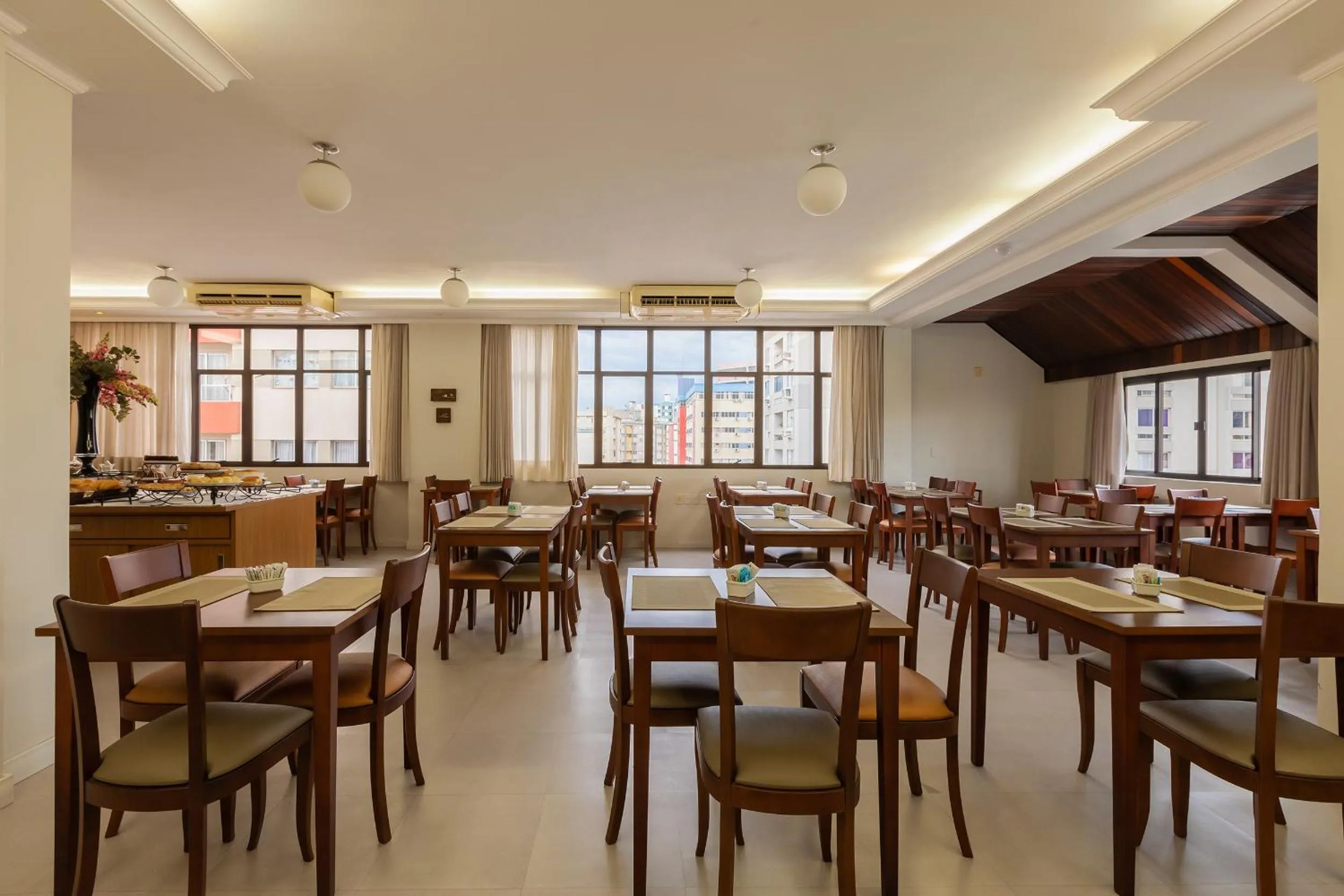 Breakfast in Tri Hotel Executive Criciúma