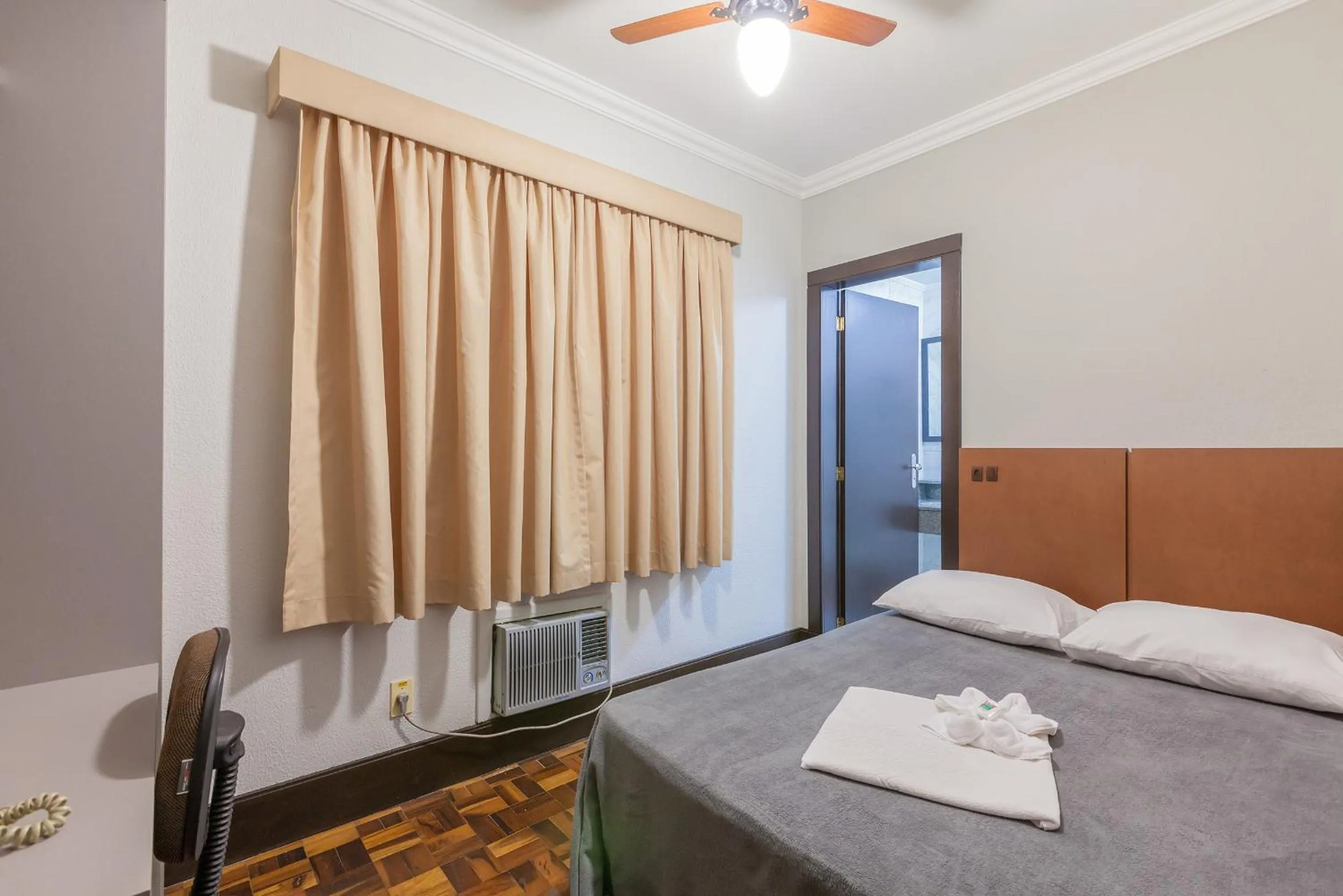 Bedroom, Bed in Tri Hotel Criciúma