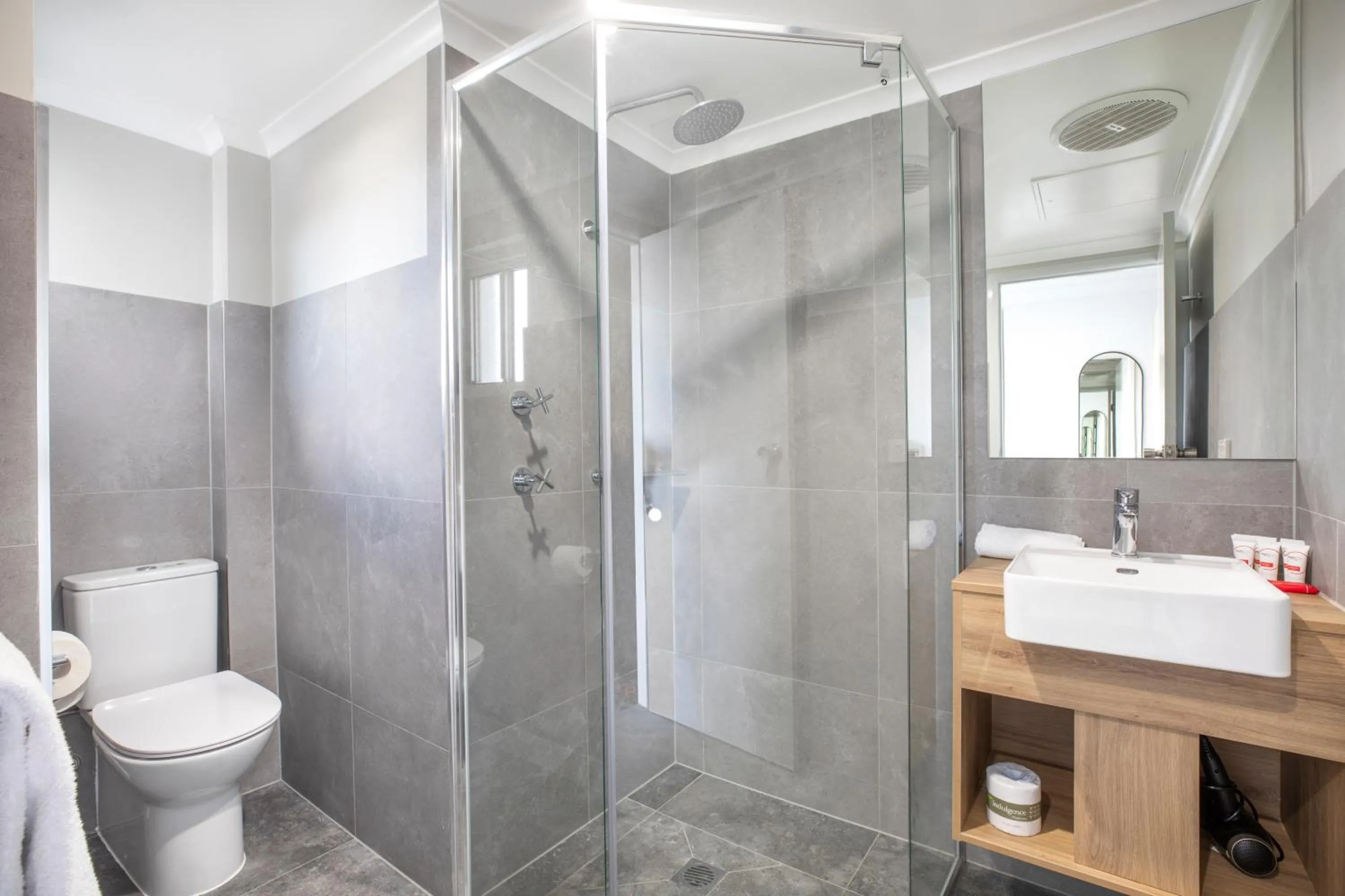 Bathroom in Nightcap at Horse & Jockey Hotel Warwick