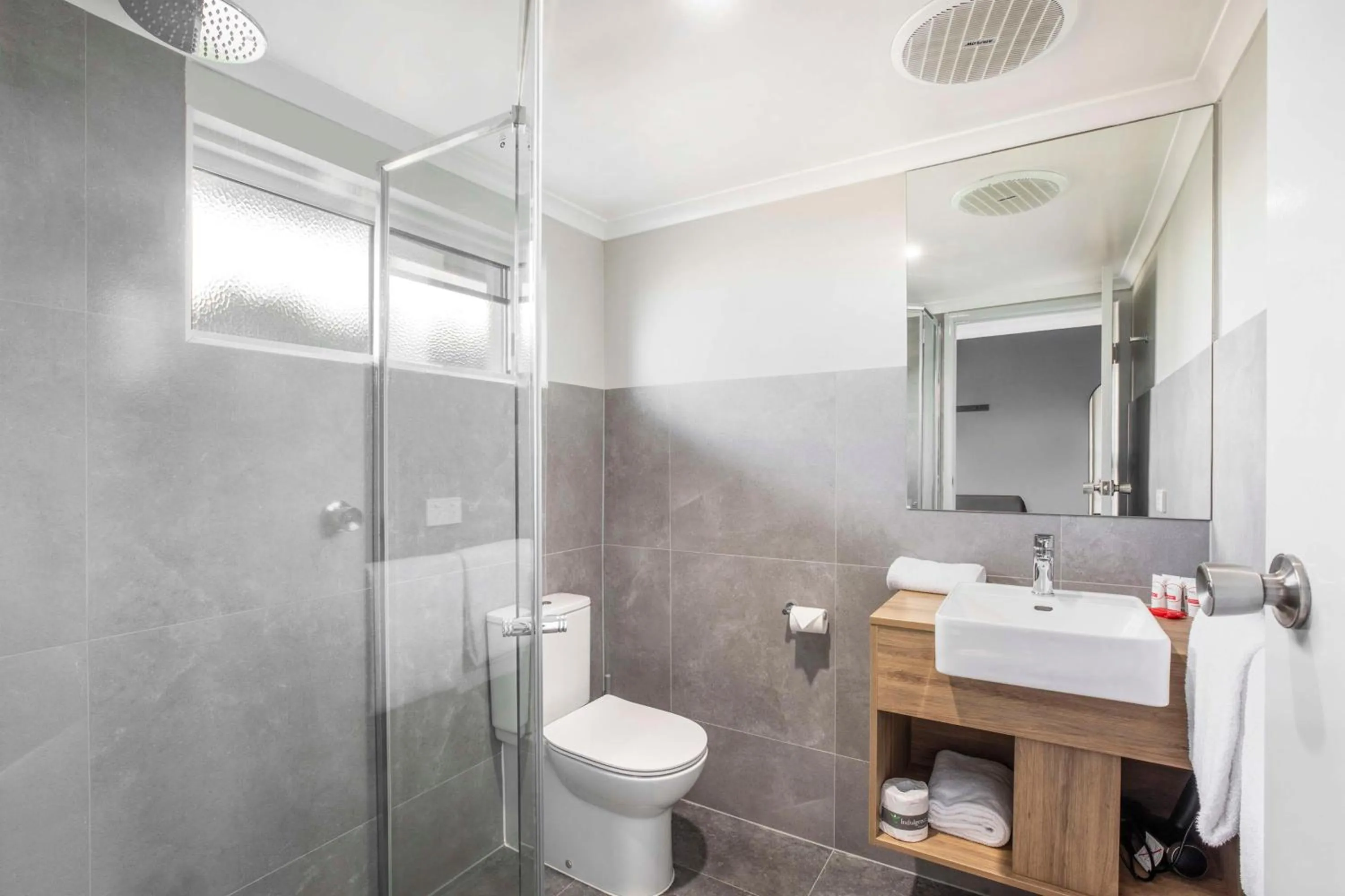 Bathroom in Nightcap at Horse & Jockey Hotel Warwick