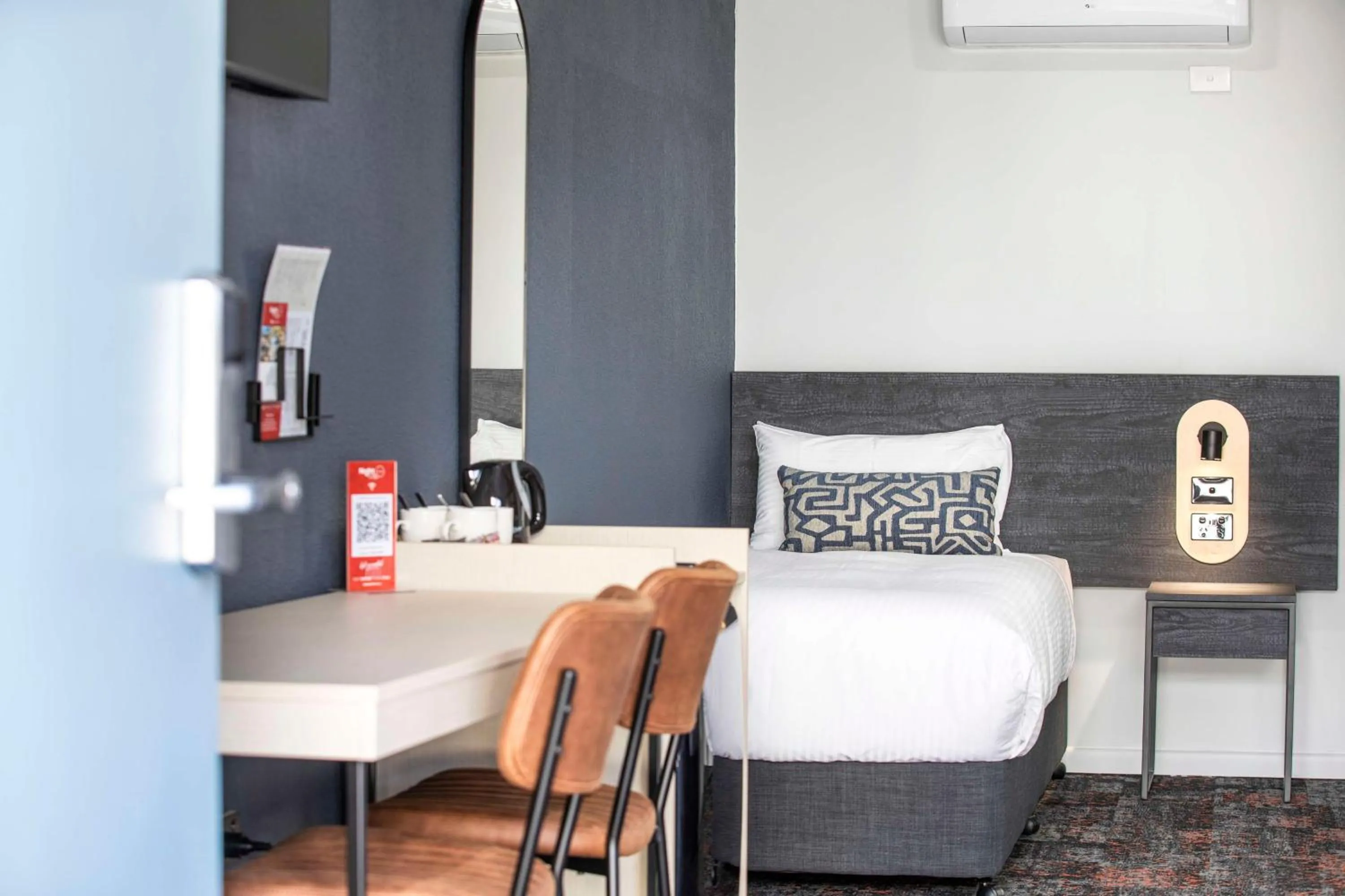 Bedroom, Bed in Nightcap at Horse & Jockey Hotel Warwick