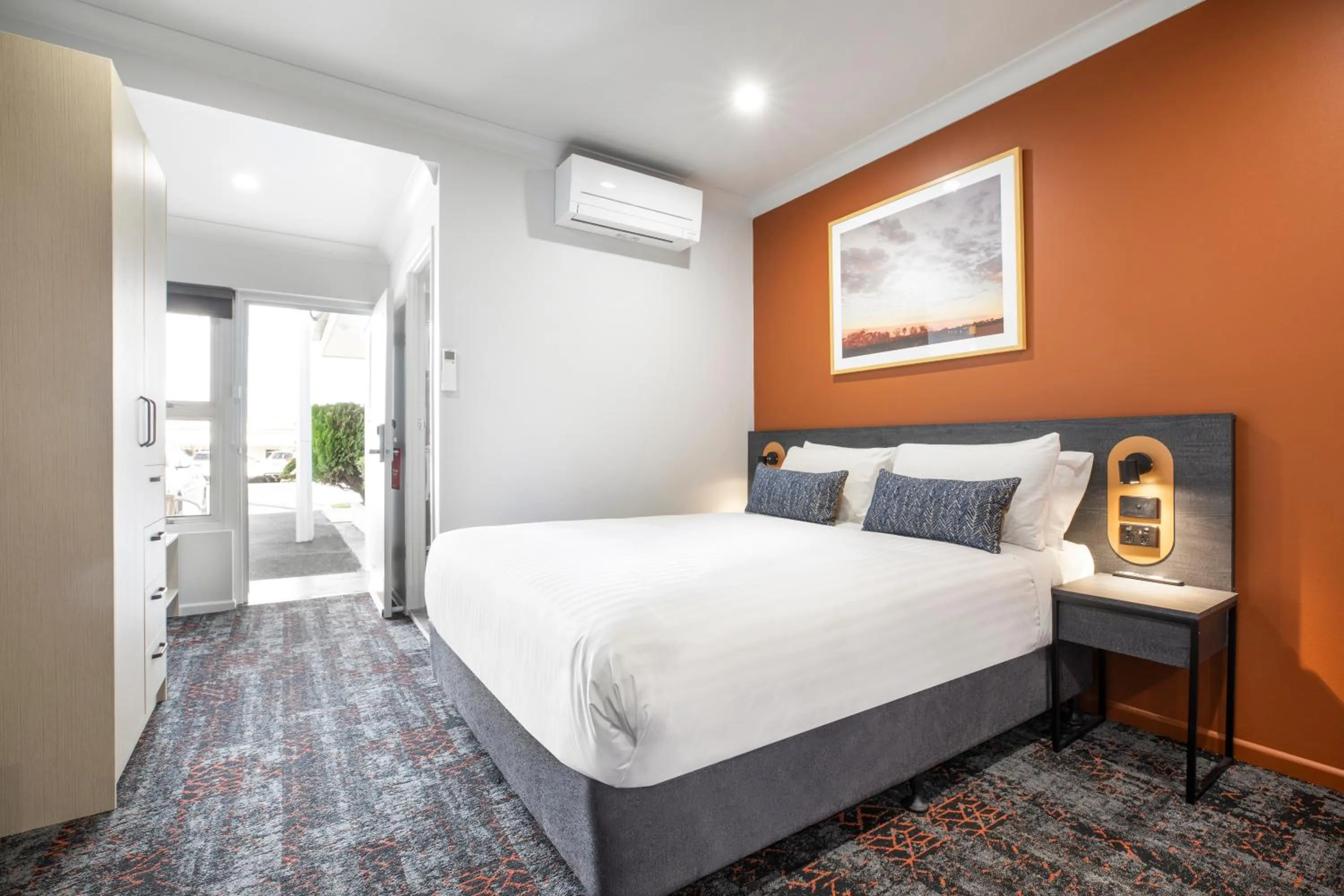 Bedroom, Bed in Nightcap at Horse & Jockey Hotel Warwick