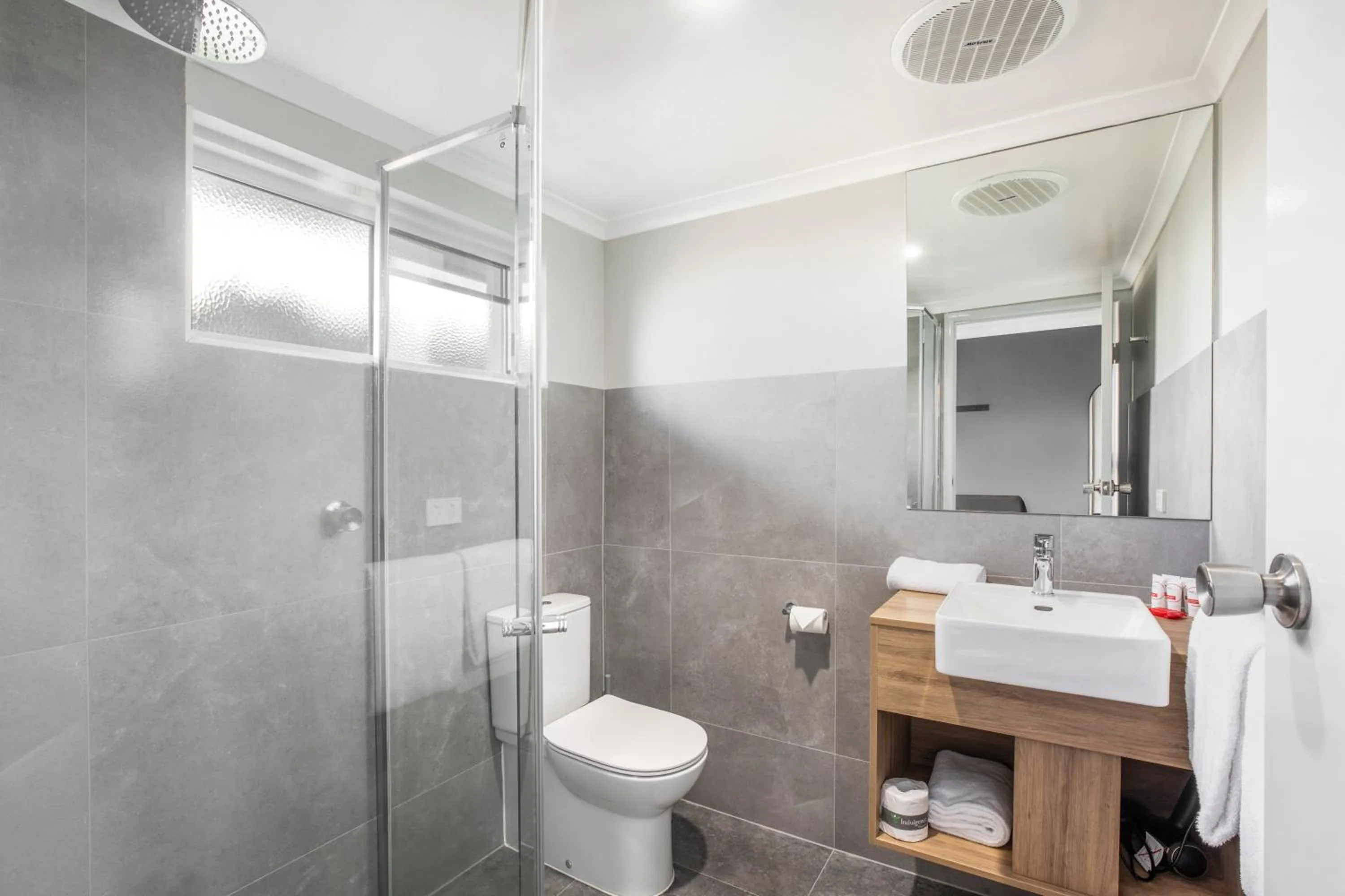 Bathroom in Nightcap at Horse & Jockey Hotel Warwick