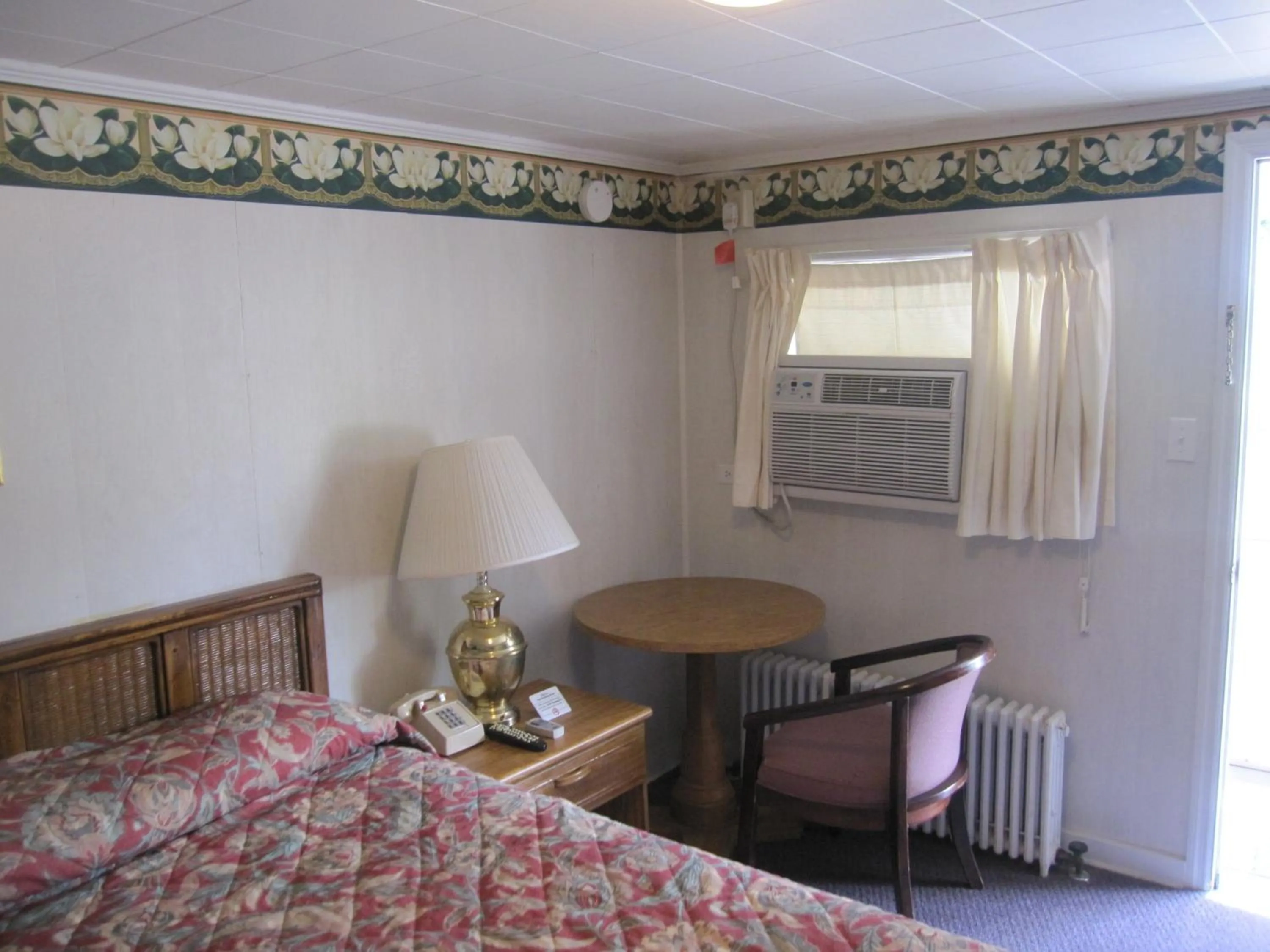 Bed in Pinecrest Motel