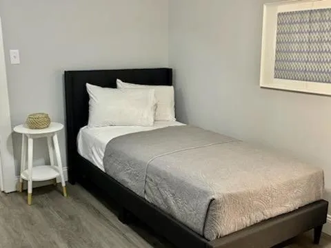 Bedroom, Bed in Blue Water Inn