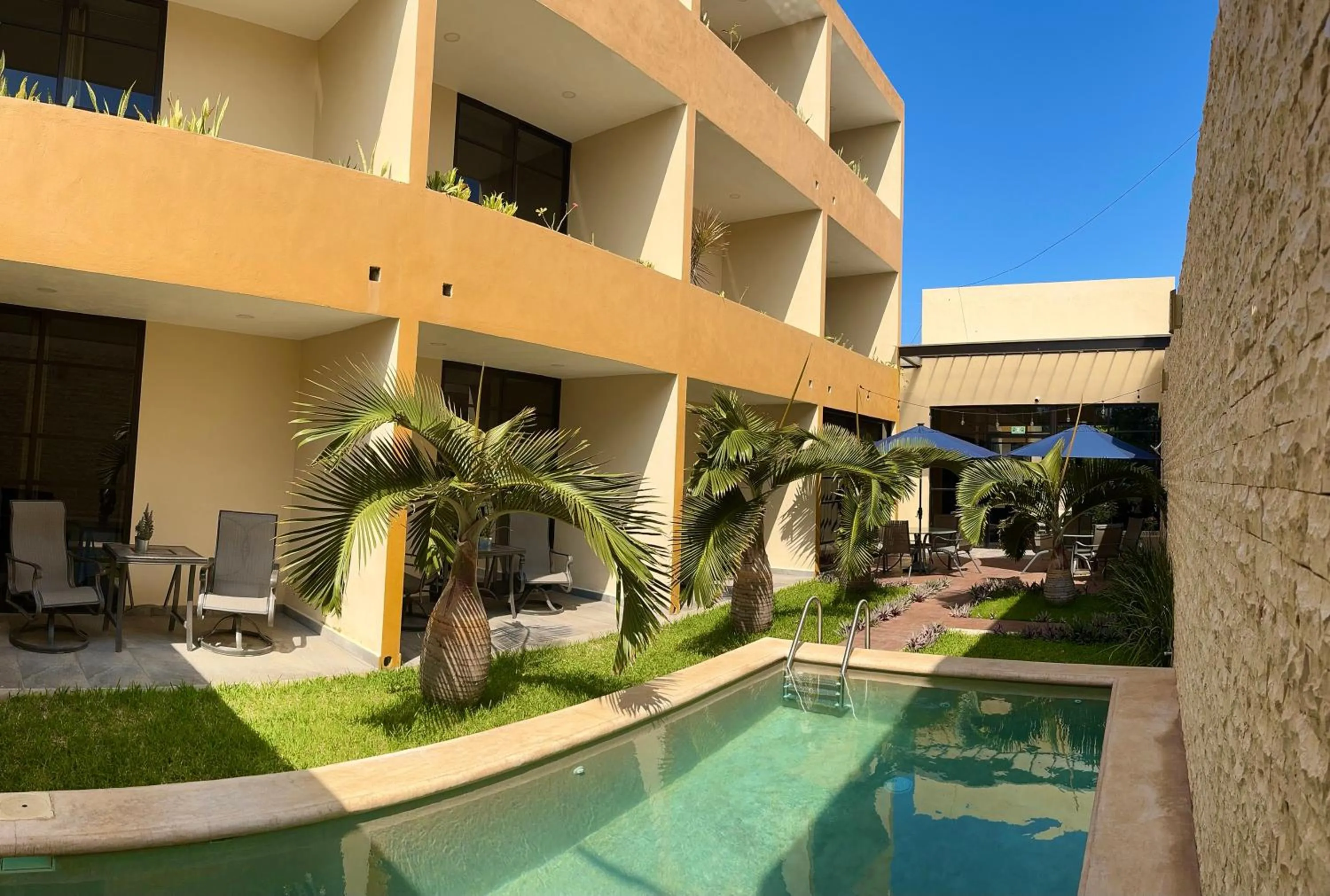 Swimming pool in Hotel Avila