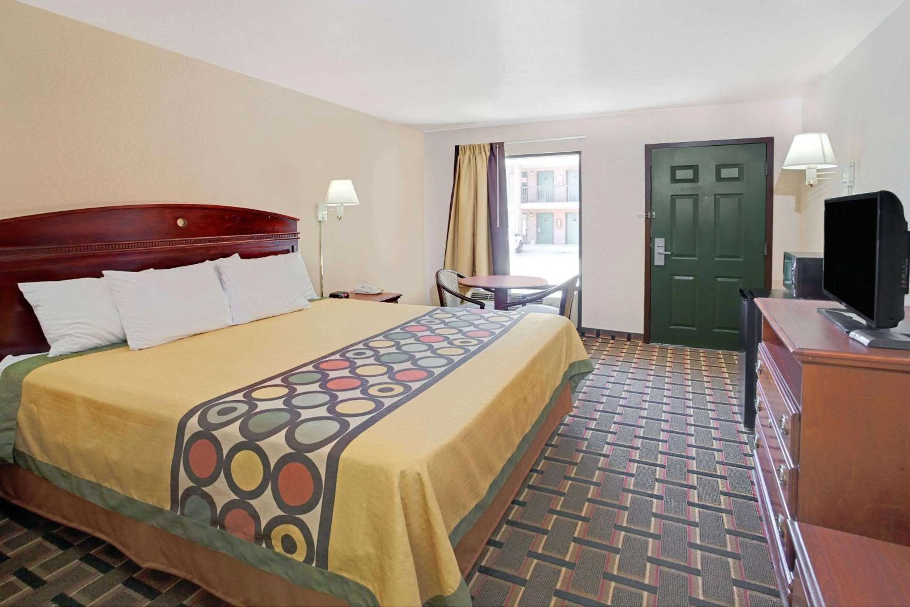 Photo of the whole room, Bed in Super 8 by Wyndham Acworth/Atlanta Area